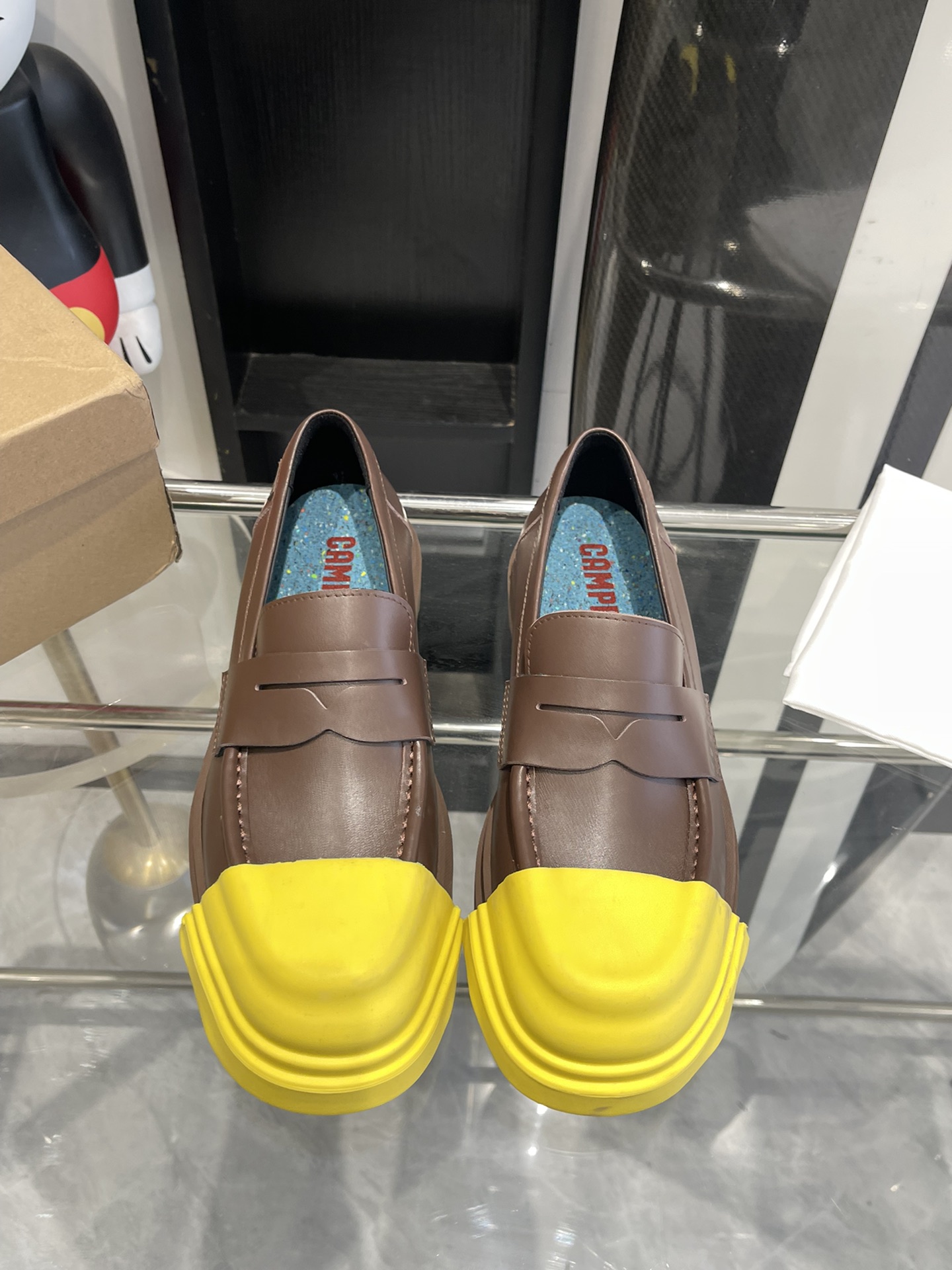 Stylish Quilts and Shoes for Spring and Summer in Various Sizes and Colors