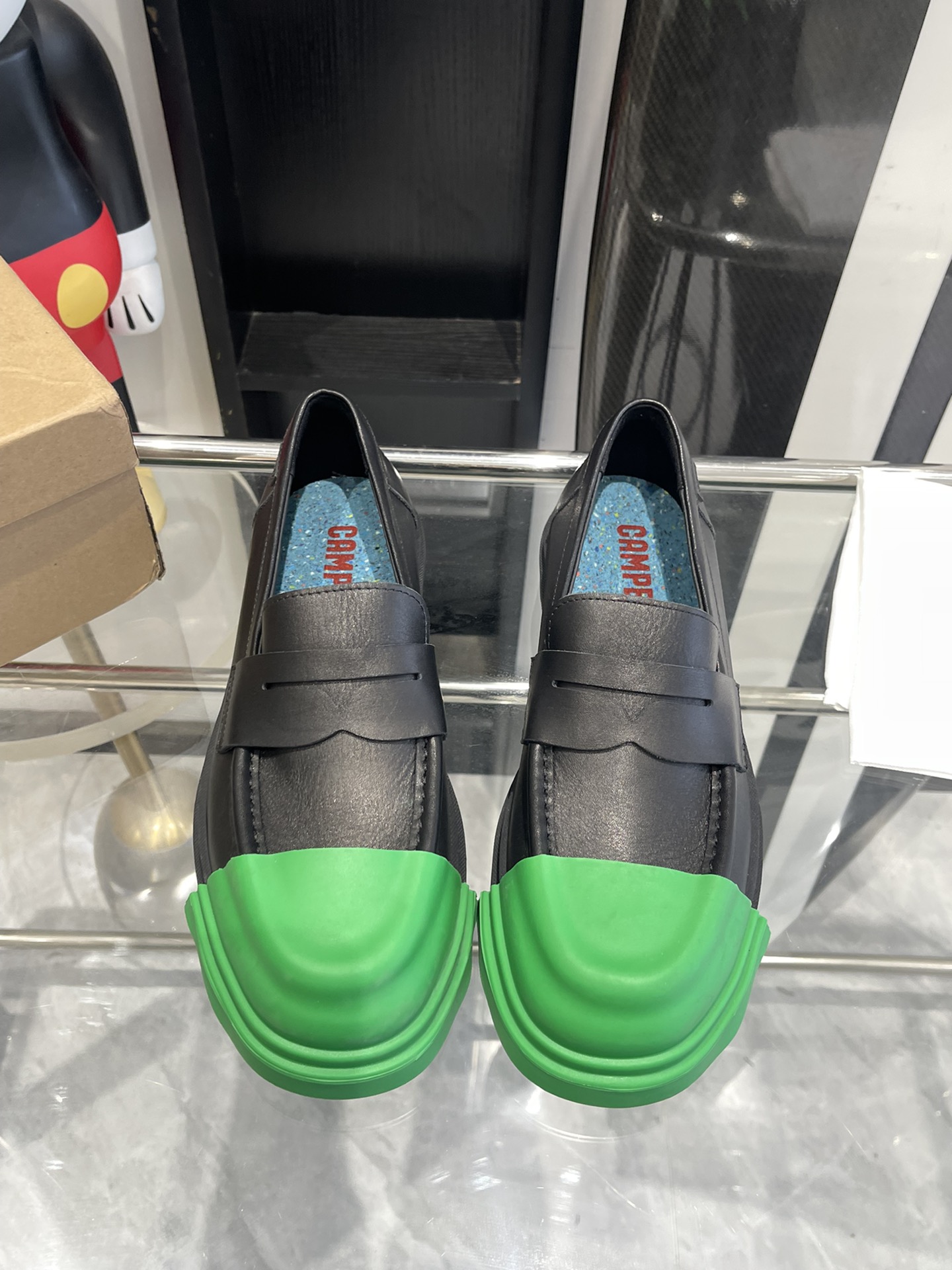 “Versatile Quilts and Shoes for Spring and Summer: Comfortable and Stylish Options”