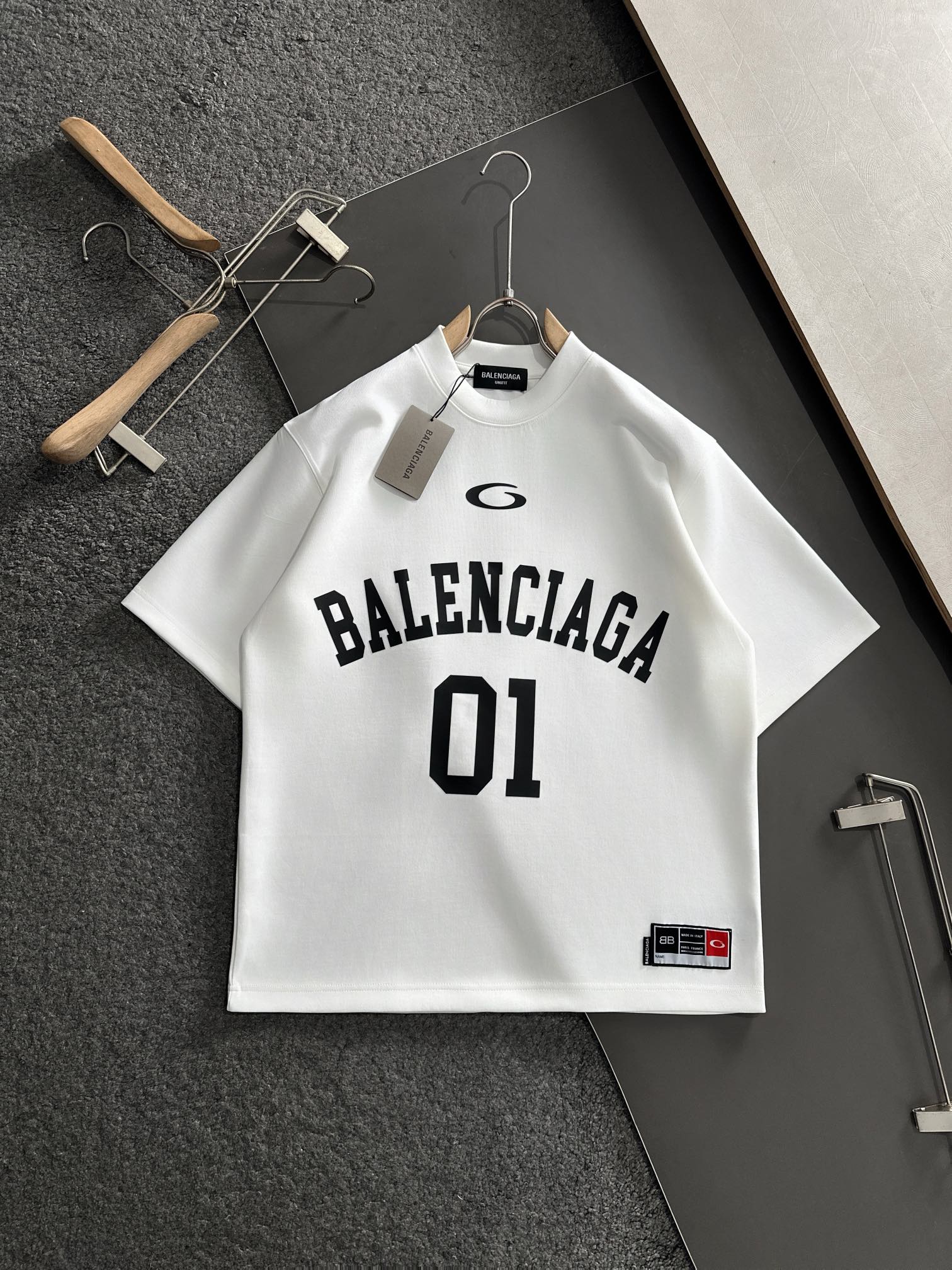 NO:125321,BAL 2025SS spring and summer latest round neck fashionable short-sleeved T-shirt, synchronized on the official website, and private cotton fabric for the counter!  Comfortable skin, durable and easy to wear, classic simple logo design, original factory craftsmanship, must-have items for handsome men. Number of numbers M-XXL (large), T-shirt,tees, t-shirt,alexander wang19860909BAL 2025SS春夏最新款圆领时尚短袖T恤,官网同步,专柜纯棉面料！贴肤舒适,耐看又好穿,经典简约logo设计,原厂工艺一丝不苟,型男必备单品 码数M-XXL（偏大）,,T-shirt,tees，t-shirt,alexander wang,Men's clothing