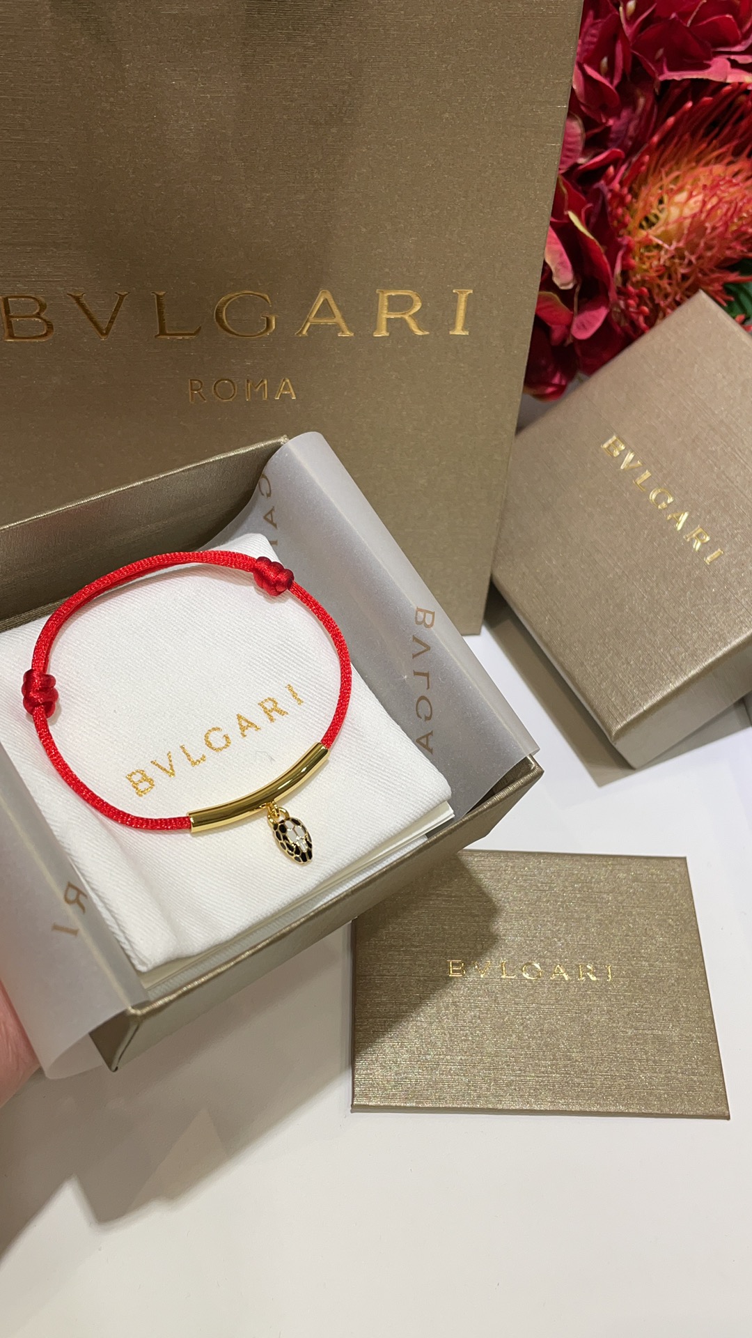 NO:631436,Transshipment red rope 88150 with packaging Today's new product 25 years new enamel snake head lucky red rope bracelet bracelet Wearing a snake in the Year of the Snake to attract wealth and transportation, to bring wealth and prosperity to oneself The red rope on the market is easy to fade with cold water dyeing. The high temperature dyeing of our rope is not easy to fade. Exclusively purchased and customized. The same brass and gold-plated material. The knot can be freely adjusted around the hand. Recommended to buy bv red rope, Bottega  veneta,bracelet,bracelet,gold plating,cardia high-end jewelry19860909转运红绳88150配包装 今日新品 25年新品珐琅蛇头幸运红绳手链手镯 蛇年戴灵蛇 招财转运 旺财旺自己 红绳市面冷水染的绳子容易褪色 我们绳子做的高温染 不容易掉色 独家购入z定制 一样黄铜镀金材质 绳结可自由调节手围 bv红绳推荐入手,,bottega veneta,bracelet,bracelet,gold plating,卡迪亚高端饰品,Jewelry