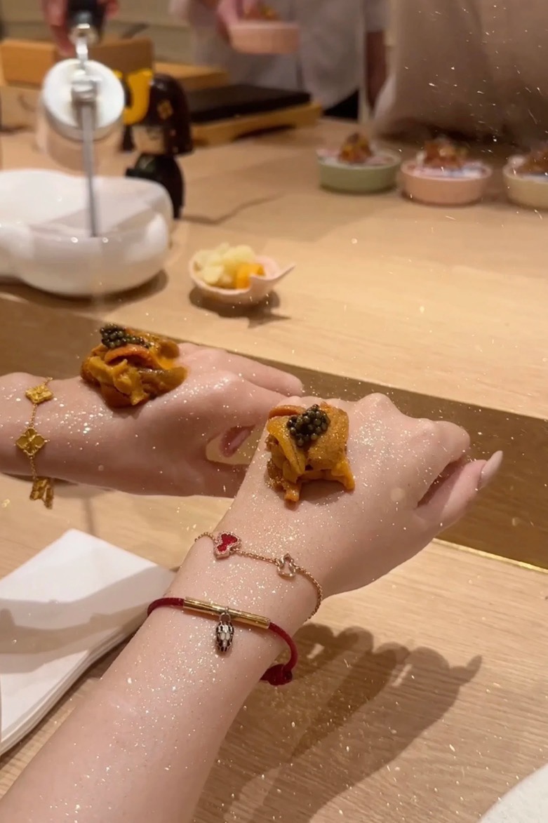 NO:631416,It’s so beautiful. It’s suitable to be worn alone or stacked. The Red Snake Transporting Rope is a must-have, high-end Cartier jewelry.19860909太好看啦单戴叠戴都适合 灵蛇转运红绳 人手必备,,卡迪亚高端饰品,Jewelry