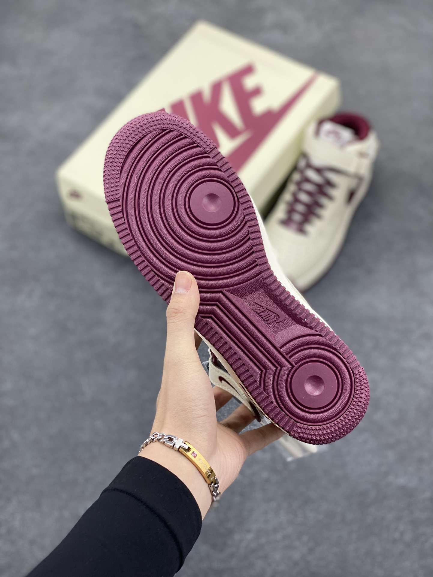 图片[5]-小红书爆款  Nike Air Force 1 MID “米酒红”配色高帮空军一号休闲板鞋 定制皮料 原楦原纸板 纯正空军版型 高清洁度 内置全掌气垫  货号：PA0920-008 尺码：36 36.5 37.5 38 38.5 39 40 40.5 41 42 42.5 43 44 44.5 45-选品中心