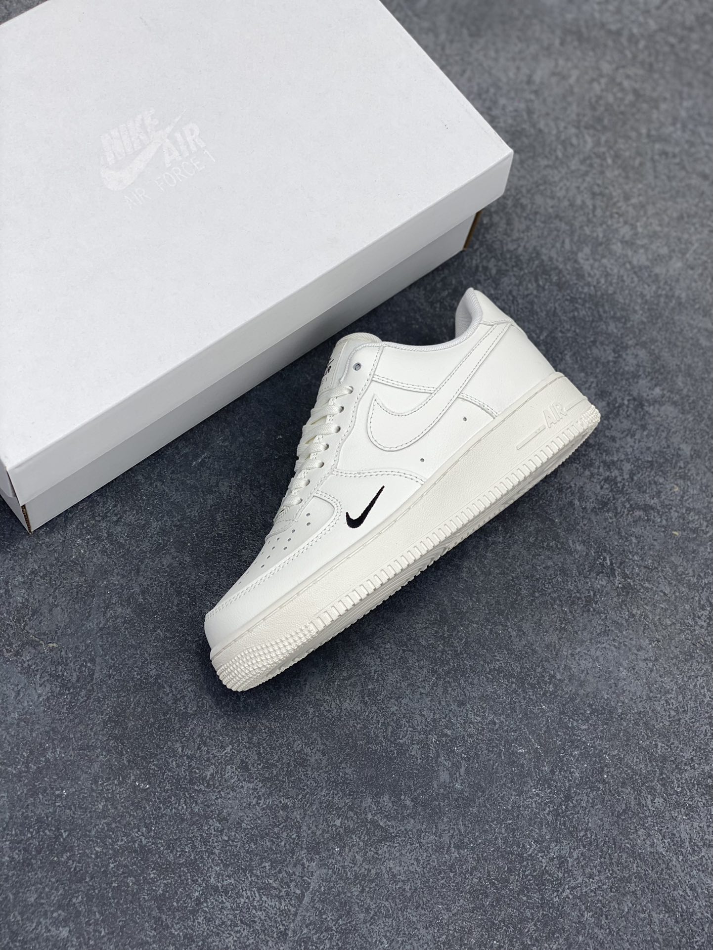 图片[7]-Nike Air Force 1 Low 白黑小勾 空军一号低帮运动休闲板鞋 原楦头原纸板 打造纯正空军版型 专注外贸渠道 全掌内置蜂窝气垫 原盒配件 原厂中底钢印、拉帮完美 货号：HF1058-133 尺码：36 36.5 37.5 38 38.5 39 40 40.5 41 42 42.5 43 44 44.5 45-选品中心