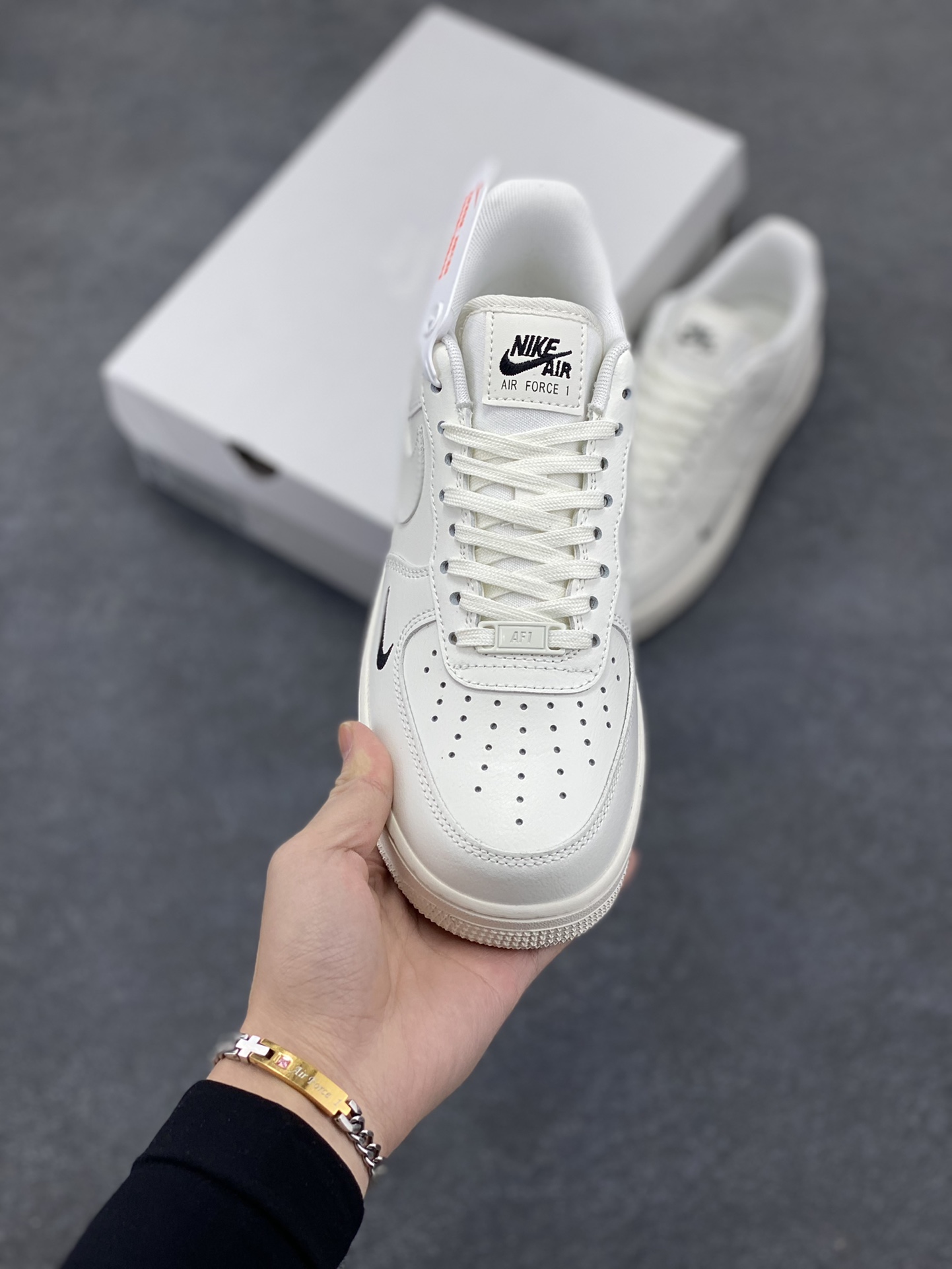 图片[2]-Nike Air Force 1 Low 白黑小勾 空军一号低帮运动休闲板鞋 原楦头原纸板 打造纯正空军版型 专注外贸渠道 全掌内置蜂窝气垫 原盒配件 原厂中底钢印、拉帮完美 货号：HF1058-133 尺码：36 36.5 37.5 38 38.5 39 40 40.5 41 42 42.5 43 44 44.5 45-选品中心
