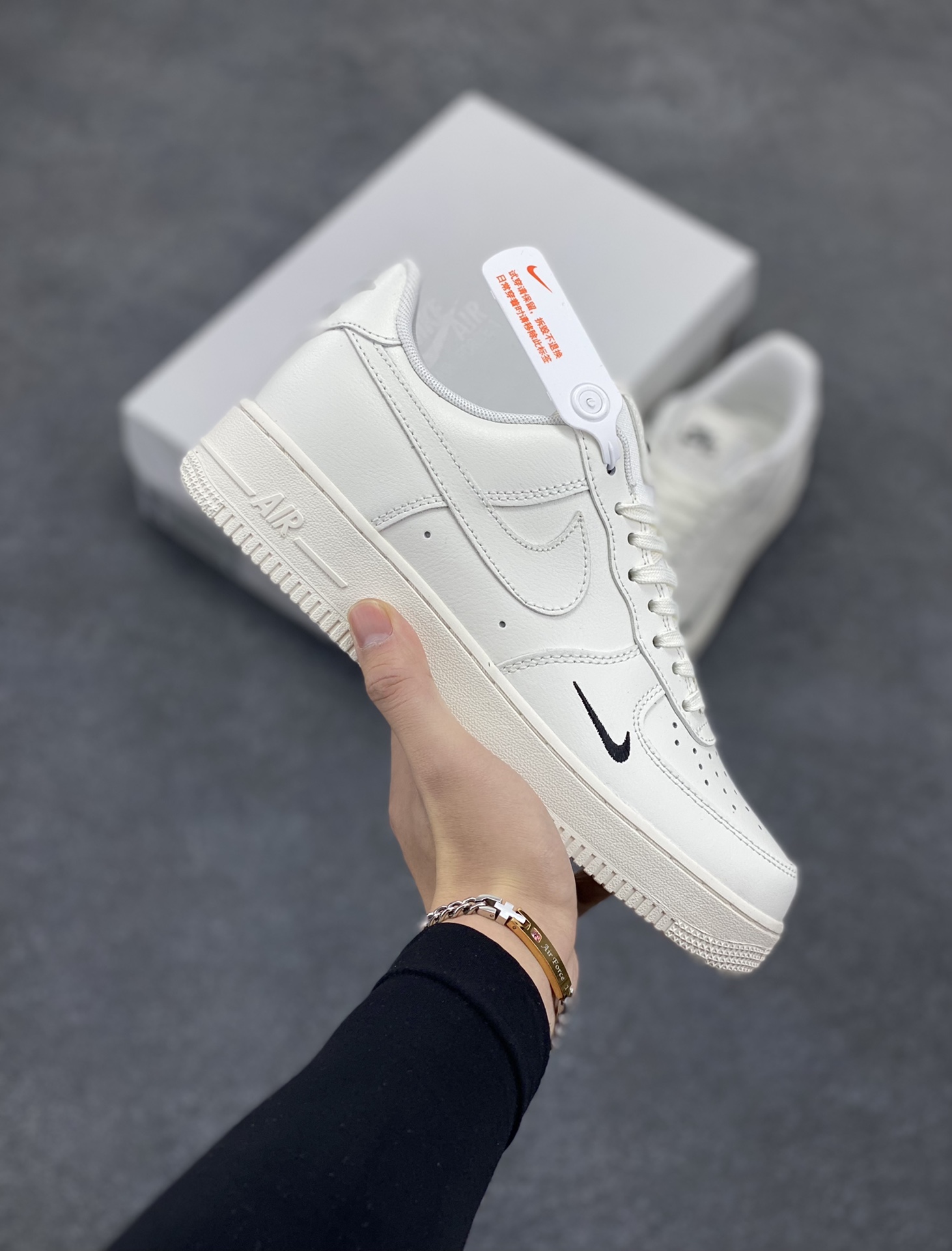 Nike Air Force 1 Low 白黑小勾 空军一号低帮运动休闲板鞋 原楦头原纸板 打造纯正空军版型 专注外贸渠道 全掌内置蜂窝气垫 原盒配件 原厂中底钢印、拉帮完美 货号:HF1058-133 尺码:36 36.5 37.5 38 38.5 39 40 40.5 41 42 42.5 43 44 44.5 45-选品中心