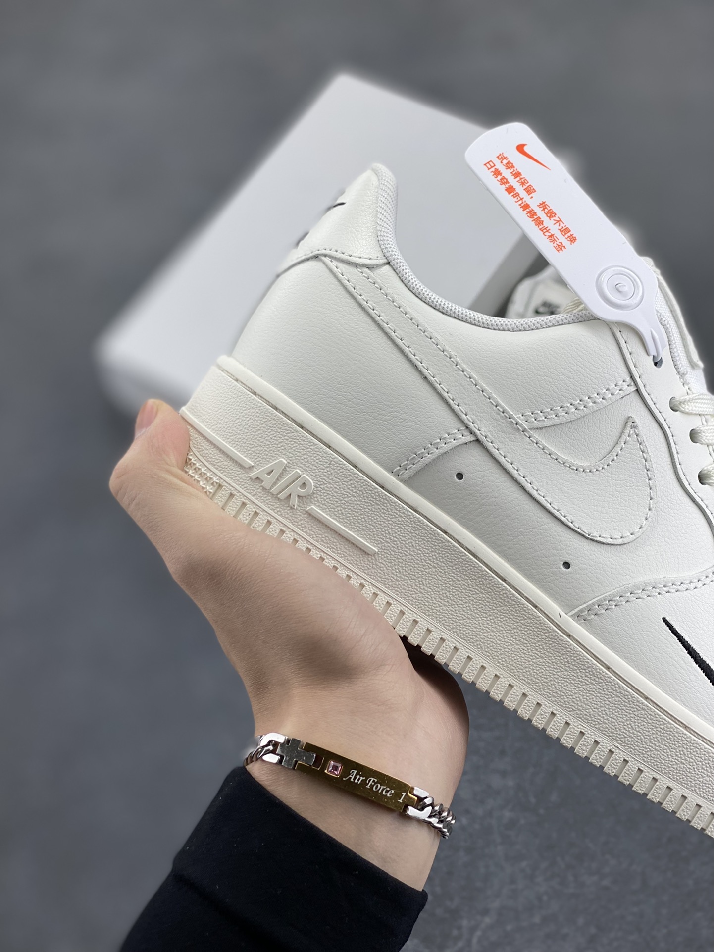 图片[6]-Nike Air Force 1 Low 白黑小勾 空军一号低帮运动休闲板鞋 原楦头原纸板 打造纯正空军版型 专注外贸渠道 全掌内置蜂窝气垫 原盒配件 原厂中底钢印、拉帮完美 货号：HF1058-133 尺码：36 36.5 37.5 38 38.5 39 40 40.5 41 42 42.5 43 44 44.5 45-选品中心