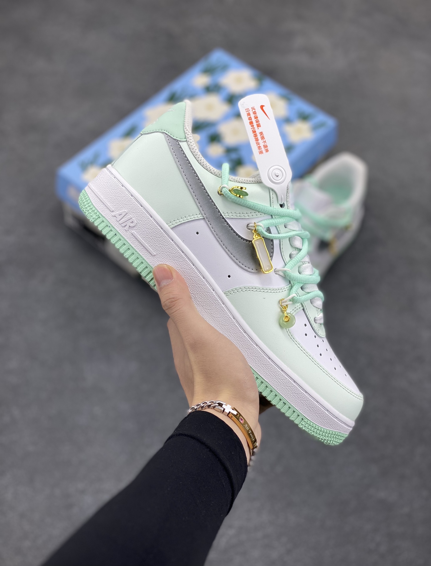 “福气满满”订制空军一号板鞋 该定制版球鞋选用原鞋款为Nike Air Force1空军一号低帮,全鞋以薄荷为主,搭配金属配件,细节满满! 货号:XV7981-476 尺码:36 36.5 37.5 38 38.5 39 40 40.5 41 42 42.5 43 44 44.5 45-选品中心