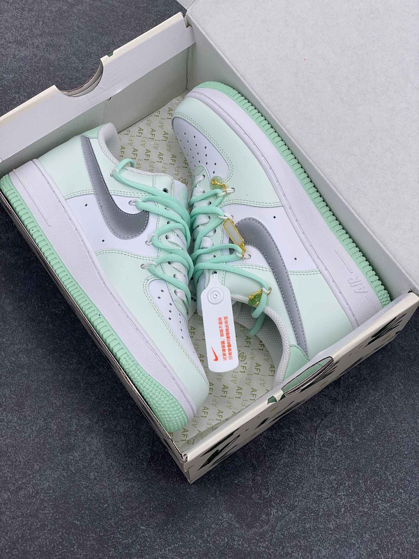 图片[9]-“福气满满”订制空军一号板鞋 该定制版球鞋选用原鞋款为Nike Air Force1空军一号低帮，全鞋以薄荷为主，搭配金属配件，细节满满！ 货号：XV7981-476 尺码：36 36.5 37.5 38 38.5 39 40 40.5 41 42 42.5 43 44 44.5 45-选品中心