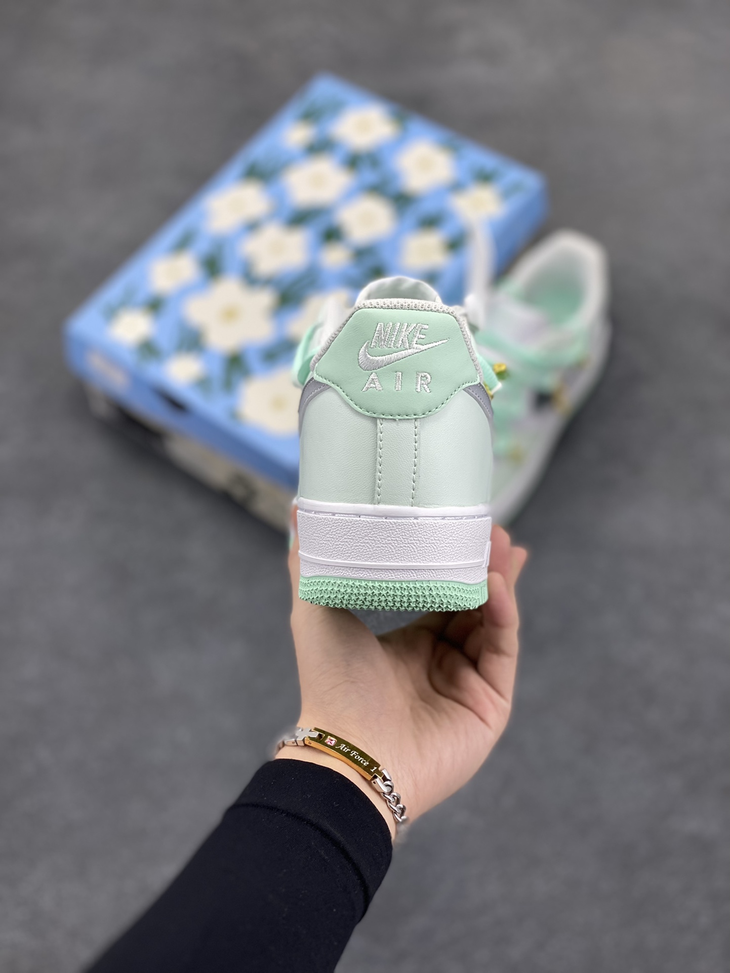 图片[4]-“福气满满”订制空军一号板鞋 该定制版球鞋选用原鞋款为Nike Air Force1空军一号低帮，全鞋以薄荷为主，搭配金属配件，细节满满！ 货号：XV7981-476 尺码：36 36.5 37.5 38 38.5 39 40 40.5 41 42 42.5 43 44 44.5 45-选品中心