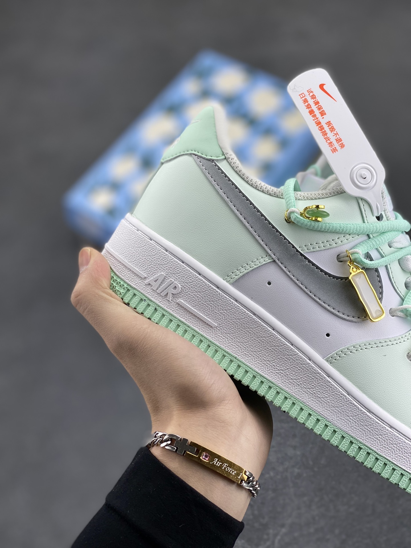 图片[6]-“福气满满”订制空军一号板鞋 该定制版球鞋选用原鞋款为Nike Air Force1空军一号低帮，全鞋以薄荷为主，搭配金属配件，细节满满！ 货号：XV7981-476 尺码：36 36.5 37.5 38 38.5 39 40 40.5 41 42 42.5 43 44 44.5 45-选品中心