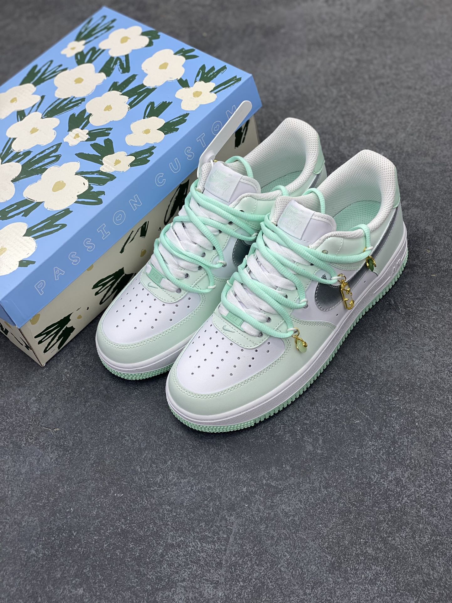 图片[8]-“福气满满”订制空军一号板鞋 该定制版球鞋选用原鞋款为Nike Air Force1空军一号低帮，全鞋以薄荷为主，搭配金属配件，细节满满！ 货号：XV7981-476 尺码：36 36.5 37.5 38 38.5 39 40 40.5 41 42 42.5 43 44 44.5 45-选品中心