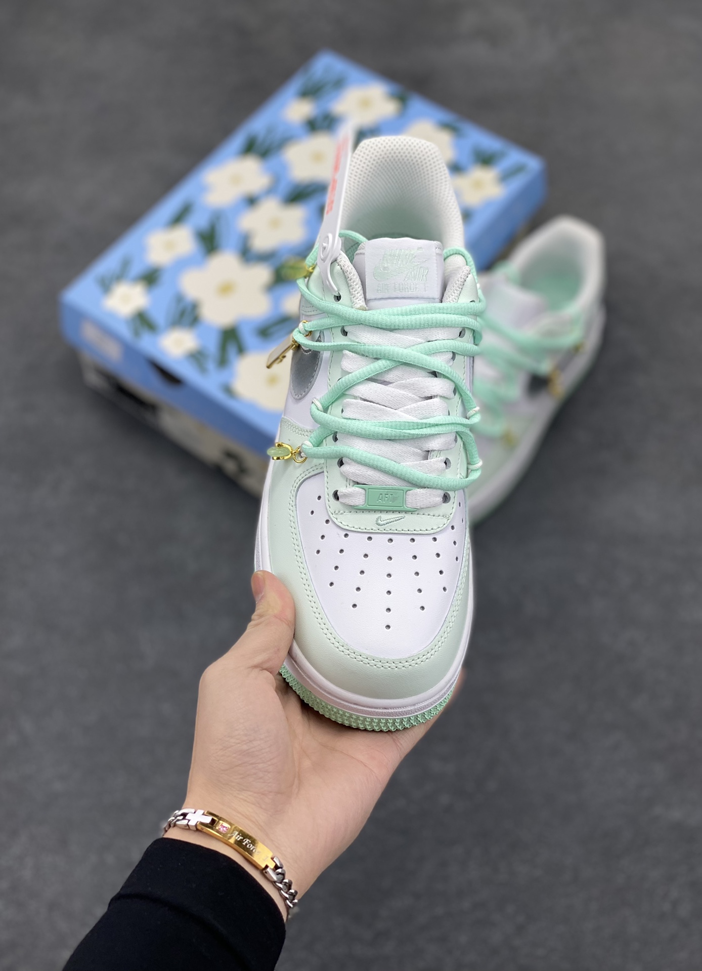 图片[2]-“福气满满”订制空军一号板鞋 该定制版球鞋选用原鞋款为Nike Air Force1空军一号低帮，全鞋以薄荷为主，搭配金属配件，细节满满！ 货号：XV7981-476 尺码：36 36.5 37.5 38 38.5 39 40 40.5 41 42 42.5 43 44 44.5 45-选品中心