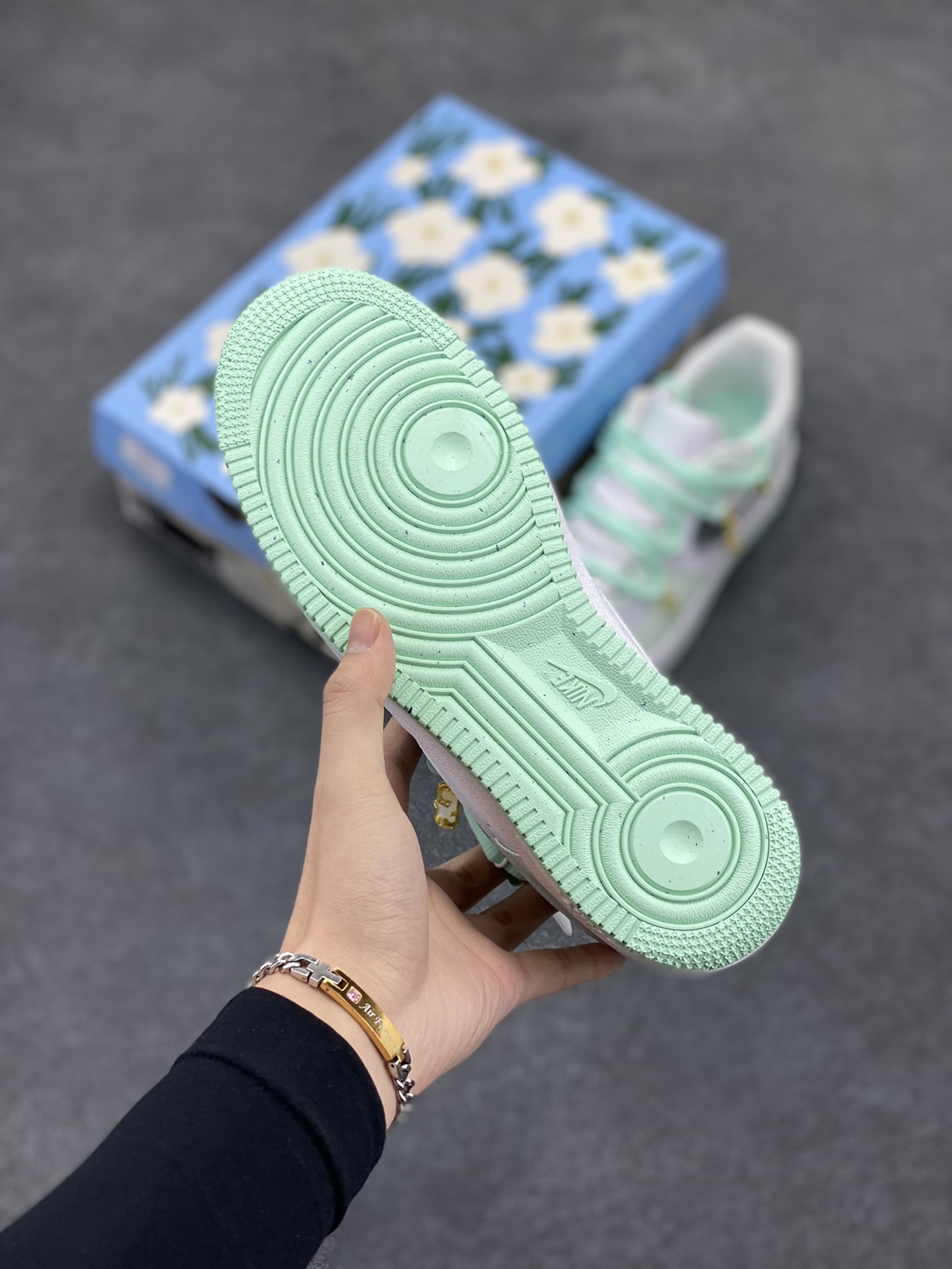 图片[5]-“福气满满”订制空军一号板鞋 该定制版球鞋选用原鞋款为Nike Air Force1空军一号低帮，全鞋以薄荷为主，搭配金属配件，细节满满！ 货号：XV7981-476 尺码：36 36.5 37.5 38 38.5 39 40 40.5 41 42 42.5 43 44 44.5 45-选品中心