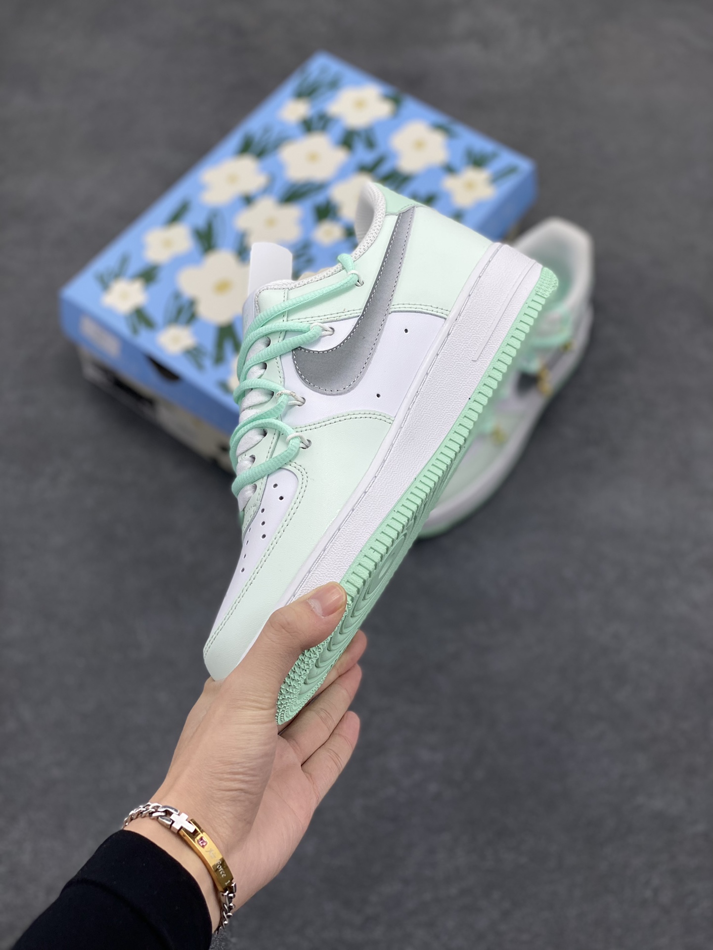 图片[3]-“福气满满”订制空军一号板鞋 该定制版球鞋选用原鞋款为Nike Air Force1空军一号低帮，全鞋以薄荷为主，搭配金属配件，细节满满！ 货号：XV7981-476 尺码：36 36.5 37.5 38 38.5 39 40 40.5 41 42 42.5 43 44 44.5 45-选品中心