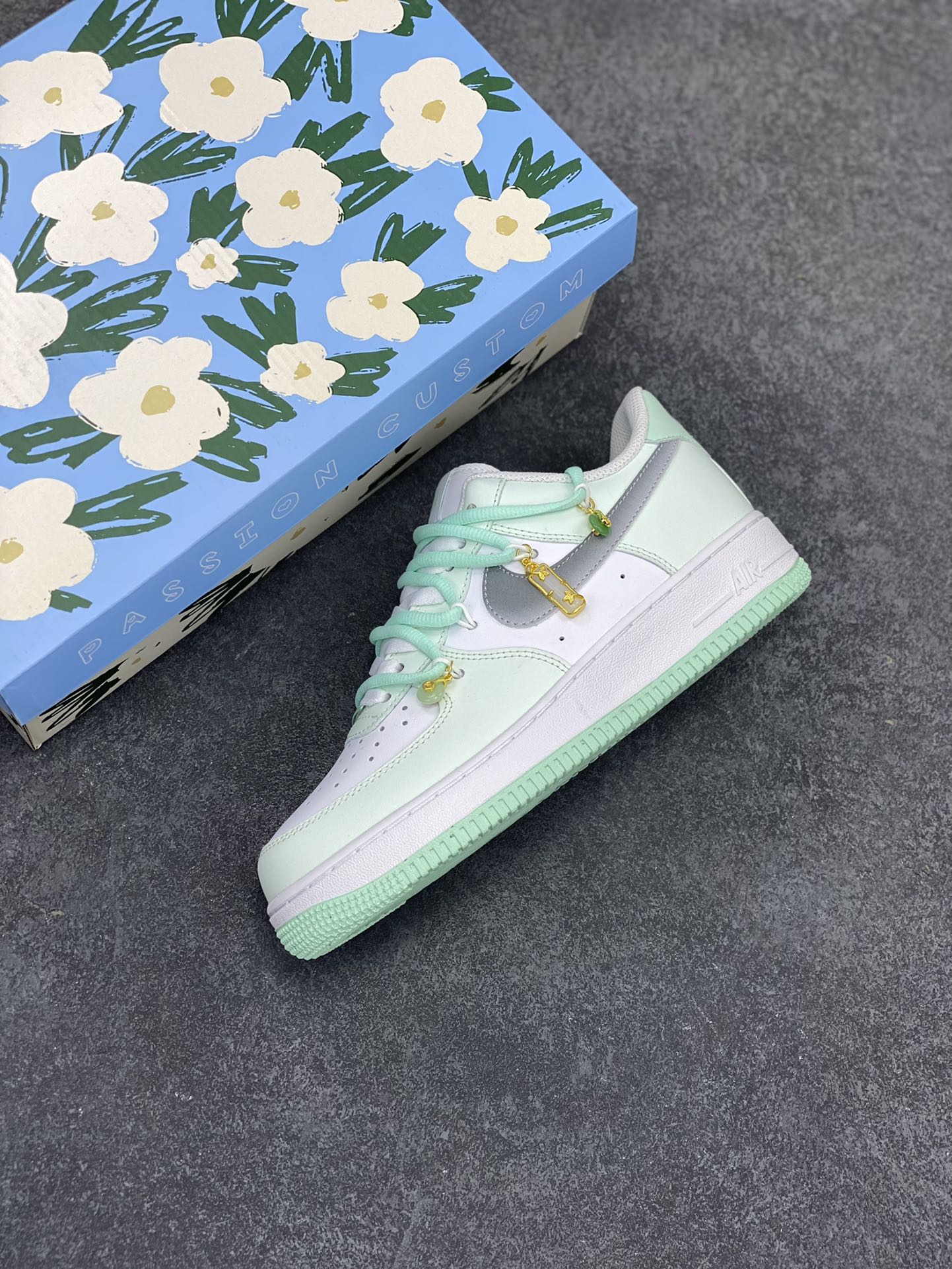 图片[7]-“福气满满”订制空军一号板鞋 该定制版球鞋选用原鞋款为Nike Air Force1空军一号低帮，全鞋以薄荷为主，搭配金属配件，细节满满！ 货号：XV7981-476 尺码：36 36.5 37.5 38 38.5 39 40 40.5 41 42 42.5 43 44 44.5 45-选品中心