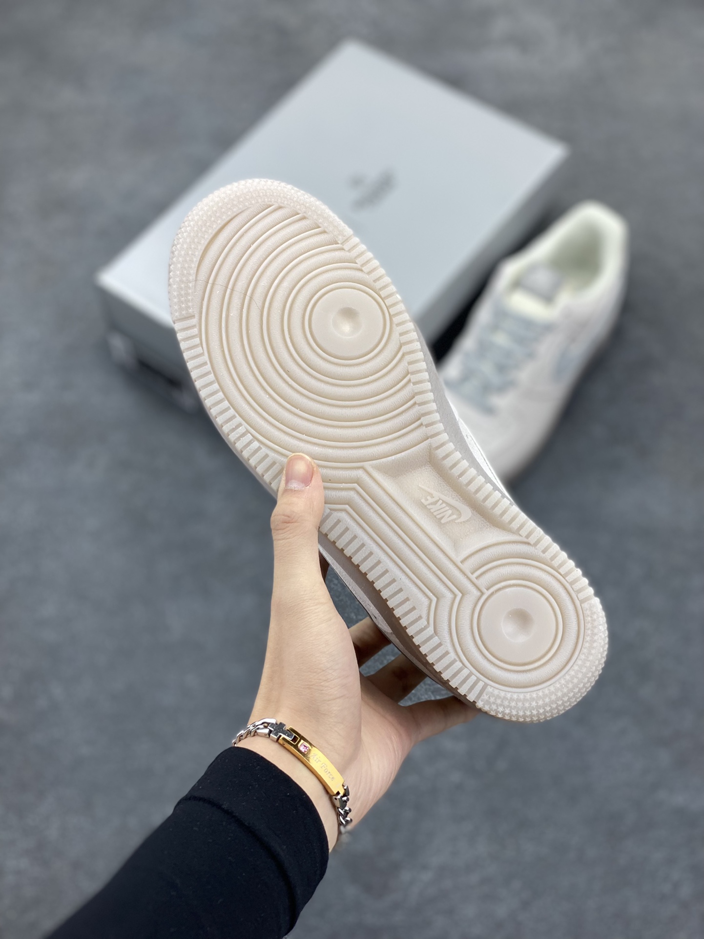 图片[5]-NIke Air Force 1 \’07 Low 卫冕冠军 满天星空军一号中帮运动休闲板鞋 进口麂皮 原装鞋盒原楦头原纸板 内置全掌气垫 高清洁度 货号：Si0820-605 尺码：36 36.5 37.5 38 38.5 39 40 40.5 41 42 42.5 43 44 44.5 45-选品中心