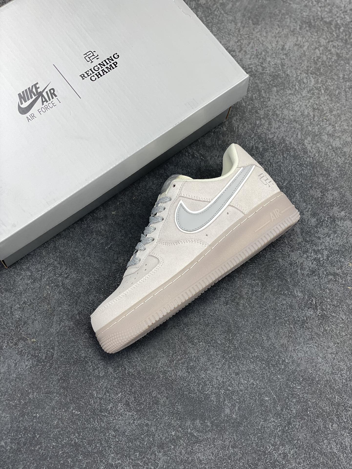 图片[7]-NIke Air Force 1 \’07 Low 卫冕冠军 满天星空军一号中帮运动休闲板鞋 进口麂皮 原装鞋盒原楦头原纸板 内置全掌气垫 高清洁度 货号：Si0820-605 尺码：36 36.5 37.5 38 38.5 39 40 40.5 41 42 42.5 43 44 44.5 45-选品中心