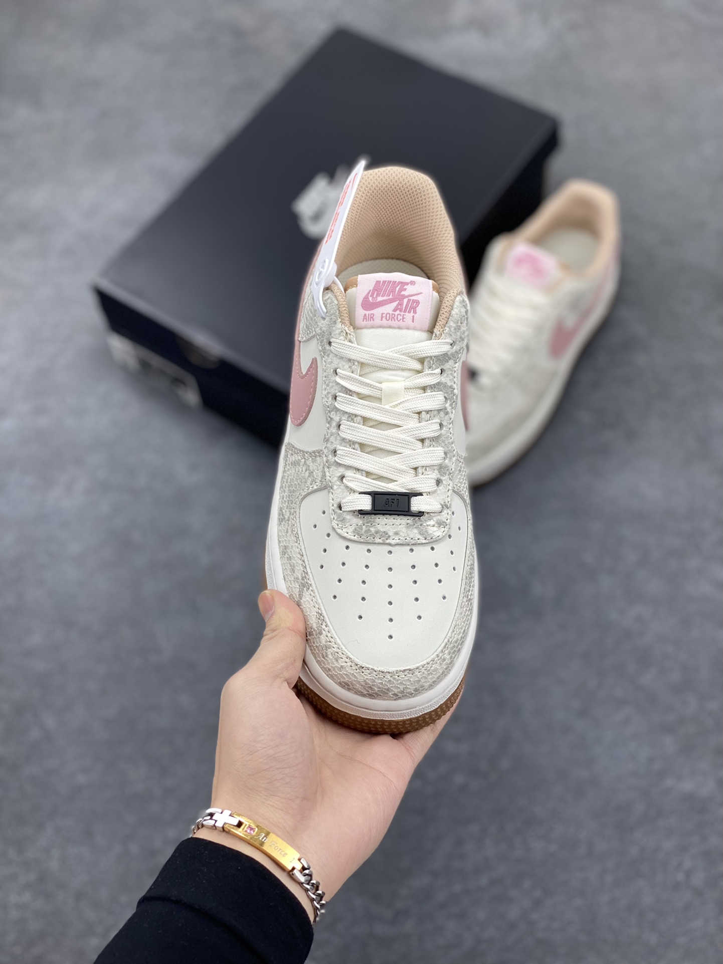 图片[2]-Nike Air Force 1 Low 蛇年白棕 空军一号低帮运动休闲板鞋 原楦头原纸板 打造纯正空军版型#专注外贸渠道 全掌内置蜂窝气垫 #原盒配件 原厂中底钢印、拉帮完美 货号：HF2898-100 尺码：36 36.5 37.5 38 38.5 39 40 40.5 41 42 42.5 43 44 44.5 45-选品中心