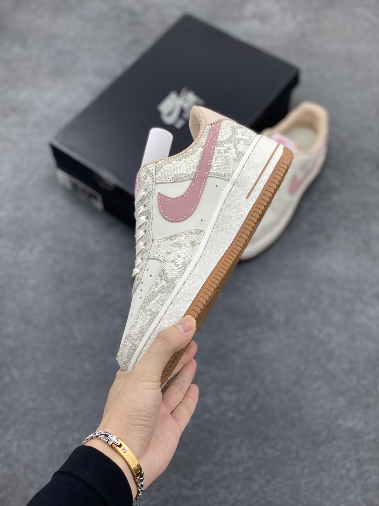 图片[3]-Nike Air Force 1 Low 蛇年白棕 空军一号低帮运动休闲板鞋 原楦头原纸板 打造纯正空军版型#专注外贸渠道 全掌内置蜂窝气垫 #原盒配件 原厂中底钢印、拉帮完美 货号：HF2898-100 尺码：36 36.5 37.5 38 38.5 39 40 40.5 41 42 42.5 43 44 44.5 45-选品中心