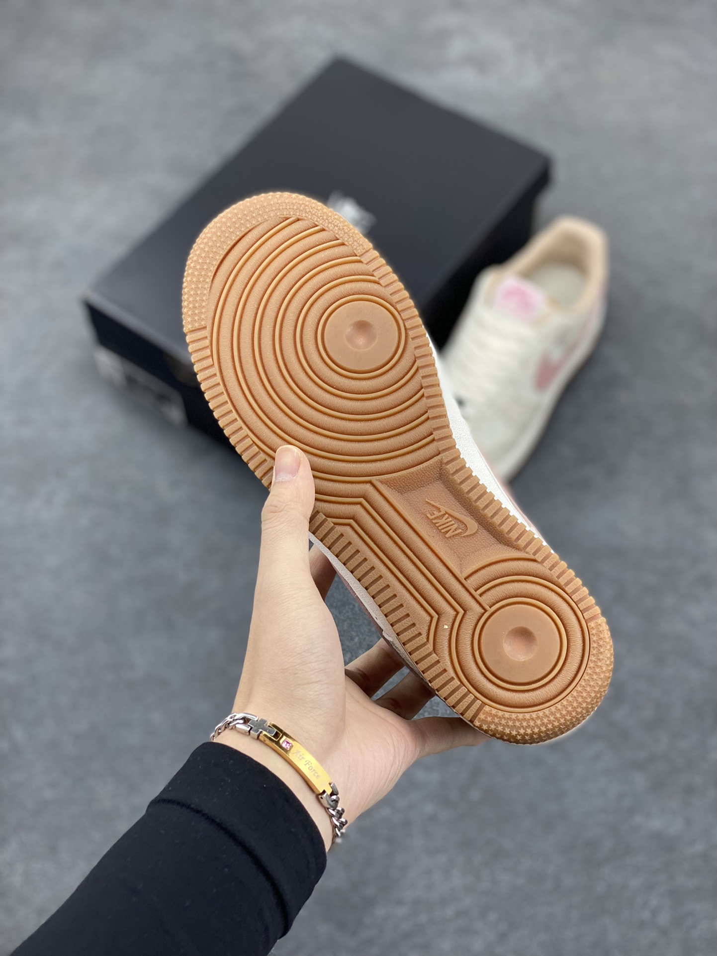 图片[5]-Nike Air Force 1 Low 蛇年白棕 空军一号低帮运动休闲板鞋 原楦头原纸板 打造纯正空军版型#专注外贸渠道 全掌内置蜂窝气垫 #原盒配件 原厂中底钢印、拉帮完美 货号：HF2898-100 尺码：36 36.5 37.5 38 38.5 39 40 40.5 41 42 42.5 43 44 44.5 45-选品中心