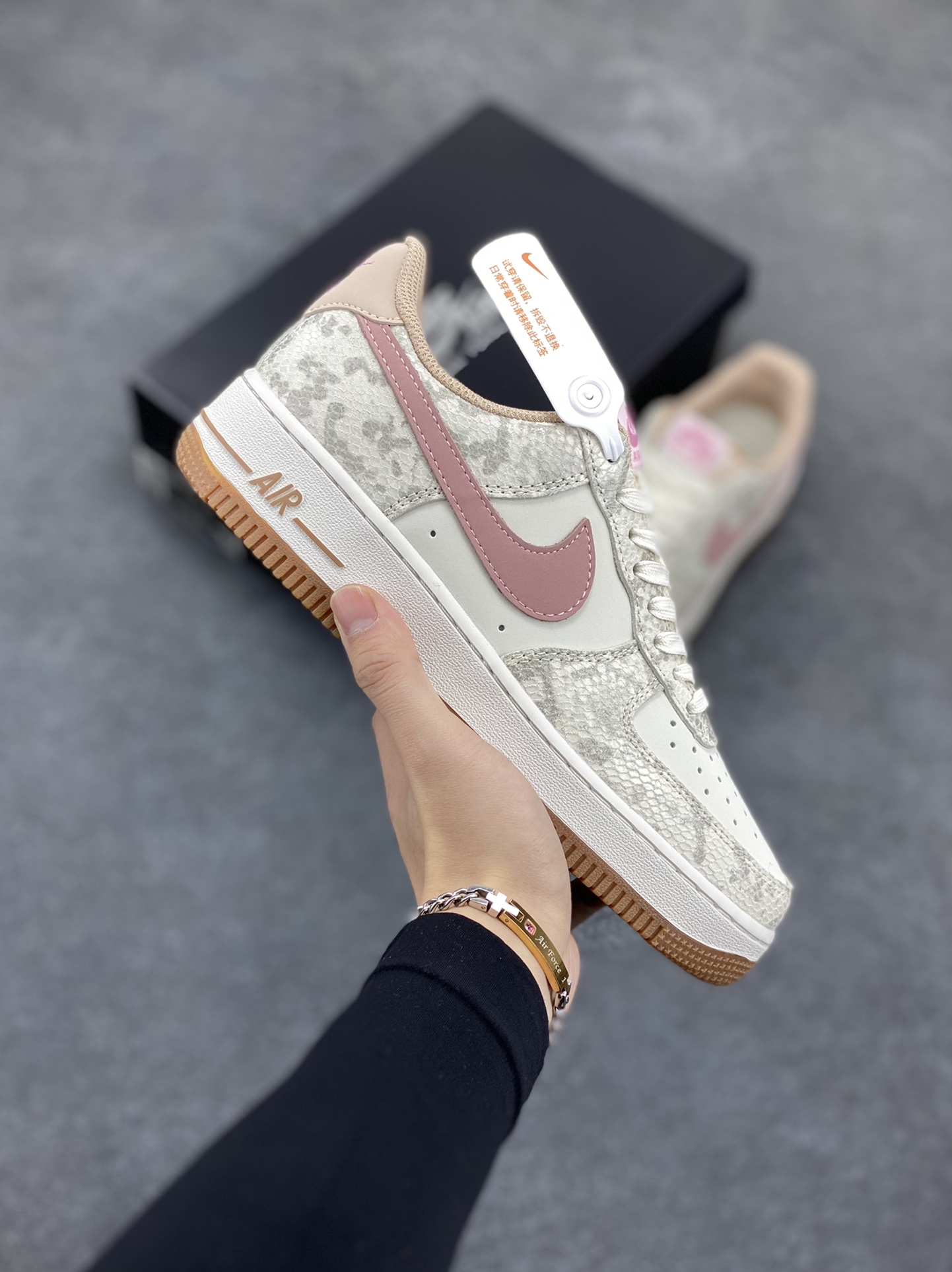 Nike Air Force 1 Low 蛇年白棕 空军一号低帮运动休闲板鞋 原楦头原纸板 打造纯正空军版型#专注外贸渠道 全掌内置蜂窝气垫 #原盒配件 原厂中底钢印、拉帮完美 货号:HF2898-100 尺码:36 36.5 37.5 38 38.5 39 40 40.5 41 42 42.5 43 44 44.5 45-选品中心