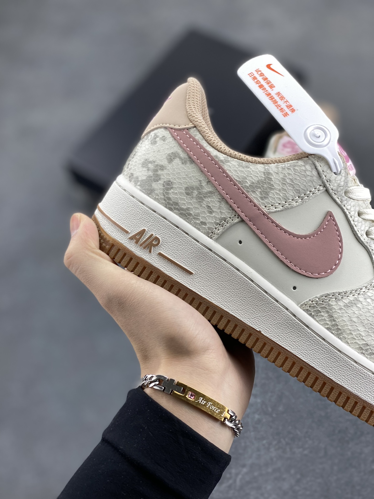 图片[6]-Nike Air Force 1 Low 蛇年白棕 空军一号低帮运动休闲板鞋 原楦头原纸板 打造纯正空军版型#专注外贸渠道 全掌内置蜂窝气垫 #原盒配件 原厂中底钢印、拉帮完美 货号：HF2898-100 尺码：36 36.5 37.5 38 38.5 39 40 40.5 41 42 42.5 43 44 44.5 45-选品中心