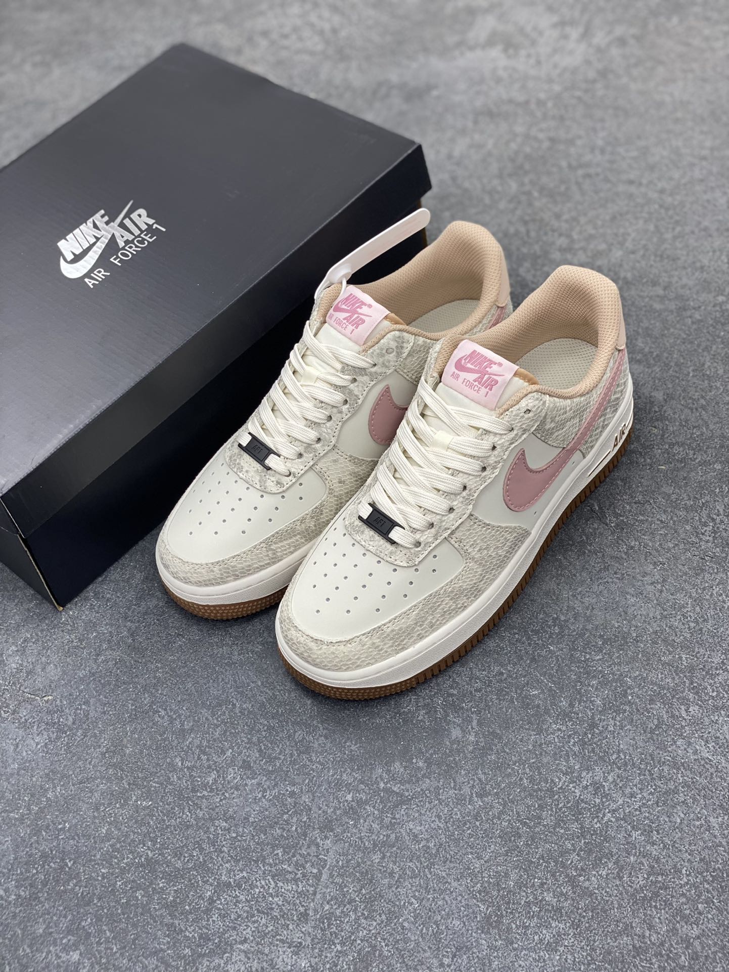 图片[8]-Nike Air Force 1 Low 蛇年白棕 空军一号低帮运动休闲板鞋 原楦头原纸板 打造纯正空军版型#专注外贸渠道 全掌内置蜂窝气垫 #原盒配件 原厂中底钢印、拉帮完美 货号：HF2898-100 尺码：36 36.5 37.5 38 38.5 39 40 40.5 41 42 42.5 43 44 44.5 45-选品中心