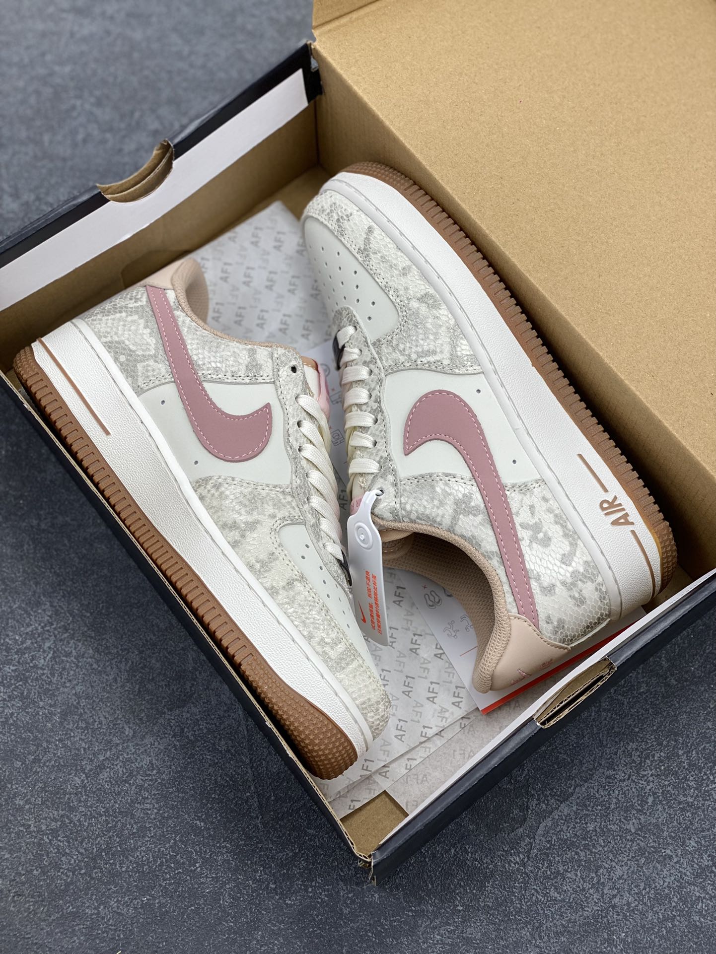 图片[9]-Nike Air Force 1 Low 蛇年白棕 空军一号低帮运动休闲板鞋 原楦头原纸板 打造纯正空军版型#专注外贸渠道 全掌内置蜂窝气垫 #原盒配件 原厂中底钢印、拉帮完美 货号：HF2898-100 尺码：36 36.5 37.5 38 38.5 39 40 40.5 41 42 42.5 43 44 44.5 45-选品中心