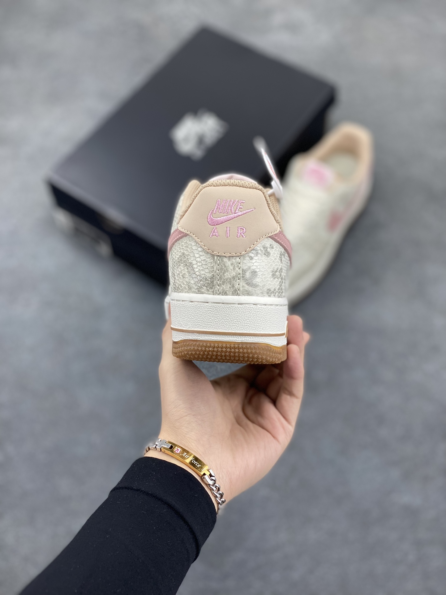 图片[4]-Nike Air Force 1 Low 蛇年白棕 空军一号低帮运动休闲板鞋 原楦头原纸板 打造纯正空军版型#专注外贸渠道 全掌内置蜂窝气垫 #原盒配件 原厂中底钢印、拉帮完美 货号：HF2898-100 尺码：36 36.5 37.5 38 38.5 39 40 40.5 41 42 42.5 43 44 44.5 45-选品中心
