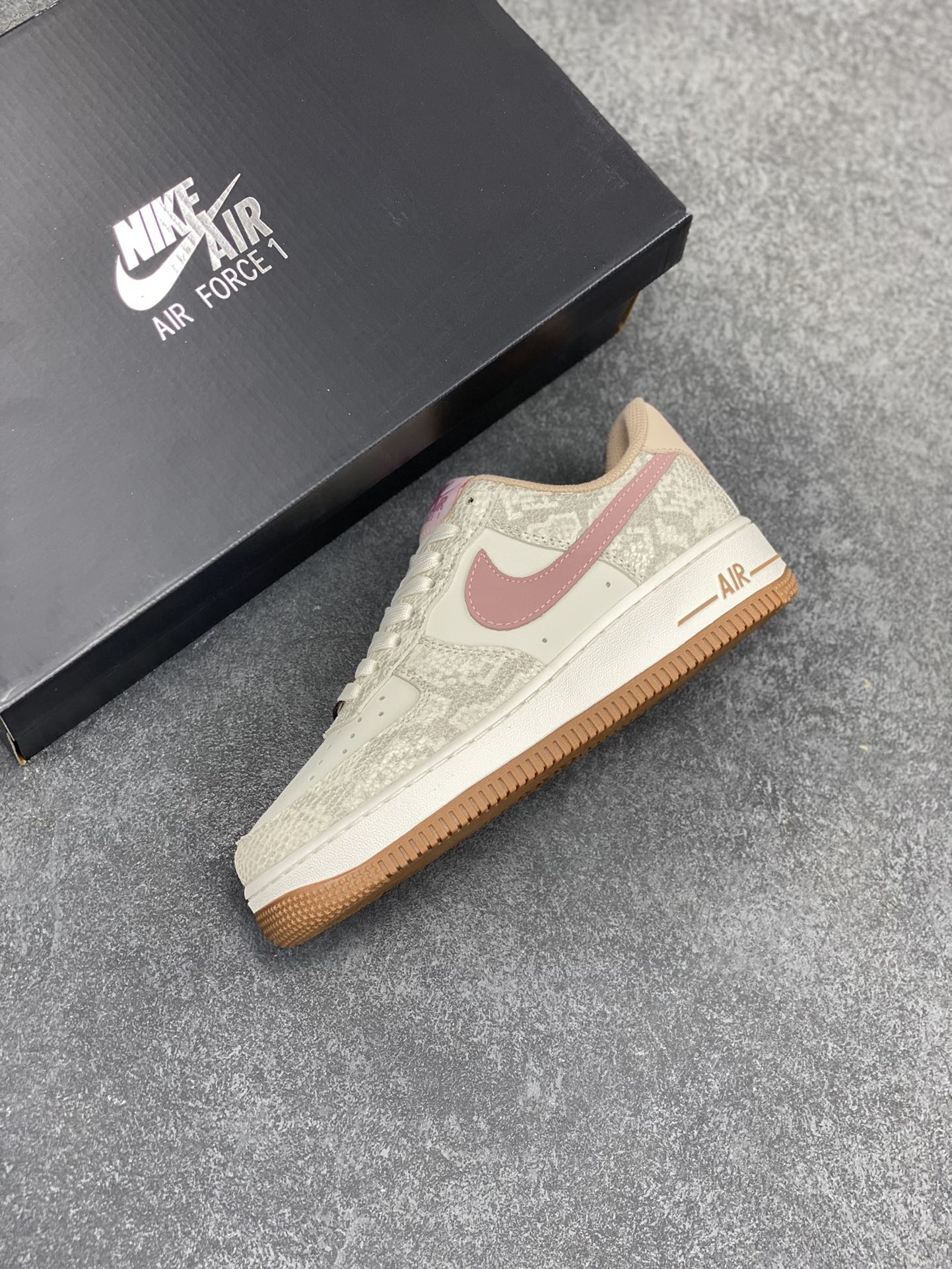 图片[7]-Nike Air Force 1 Low 蛇年白棕 空军一号低帮运动休闲板鞋 原楦头原纸板 打造纯正空军版型#专注外贸渠道 全掌内置蜂窝气垫 #原盒配件 原厂中底钢印、拉帮完美 货号：HF2898-100 尺码：36 36.5 37.5 38 38.5 39 40 40.5 41 42 42.5 43 44 44.5 45-选品中心