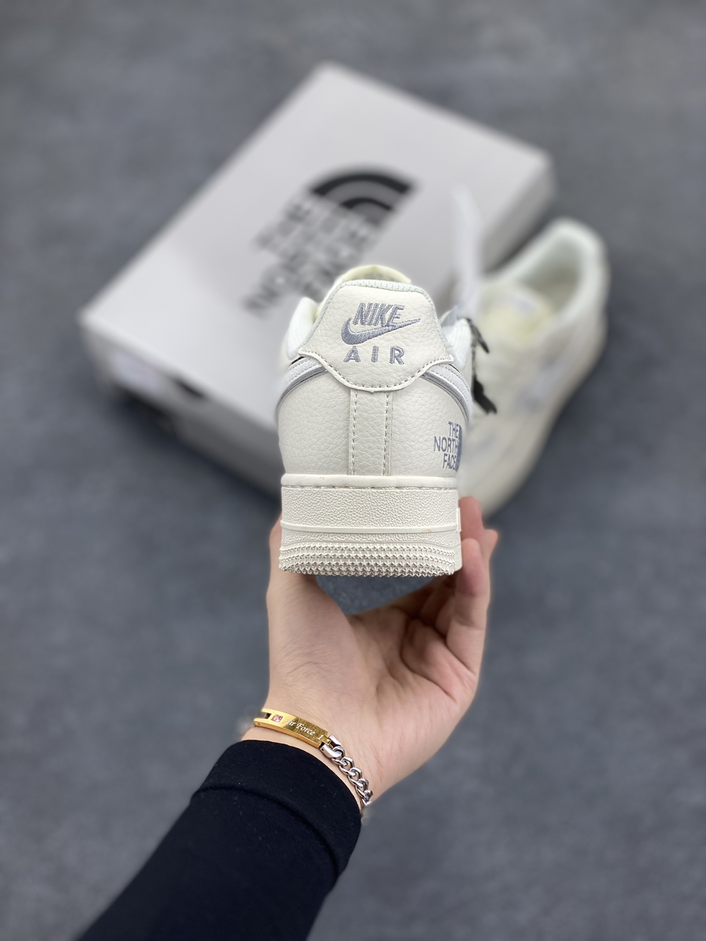 图片[4]-NIke Air Force 1 \’07 Low “北面联名”空军一号 低帮 运动鞋 休闲鞋 折边针车 工艺难度大 原楦头原纸板 原装鞋盒 定制五金配件 内置全掌气垫 原厂鞋底 货号：QY6818-551 尺码：36 36.5 37.5 38 38.5 39 40 40.5 41 42 42.5 43 44 44.5 45-选品中心