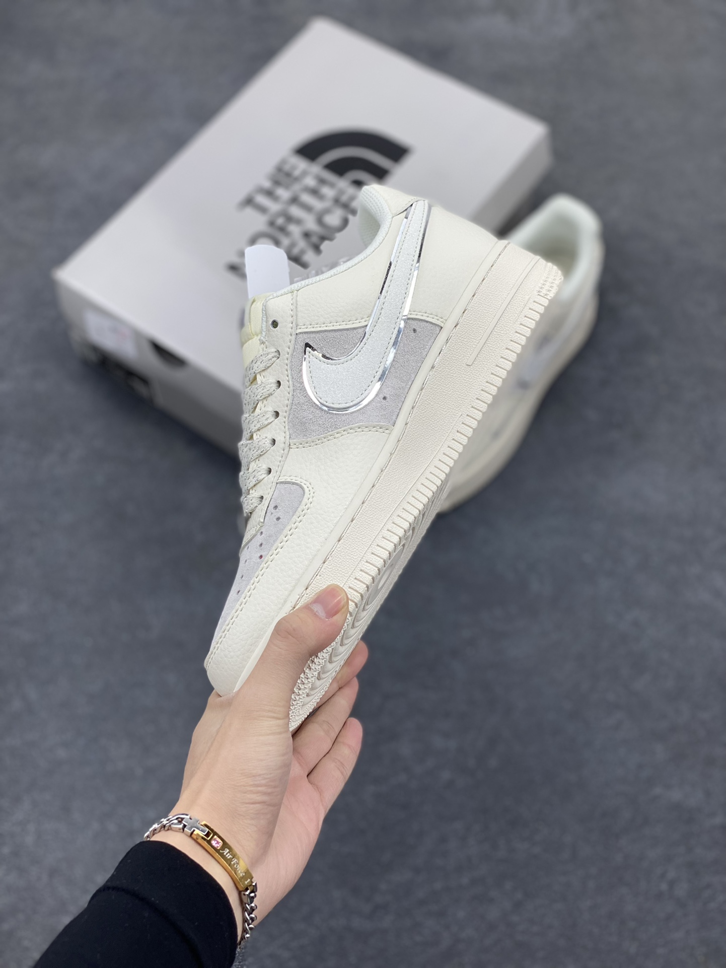 图片[3]-NIke Air Force 1 \’07 Low “北面联名”空军一号 低帮 运动鞋 休闲鞋 折边针车 工艺难度大 原楦头原纸板 原装鞋盒 定制五金配件 内置全掌气垫 原厂鞋底 货号：QY6818-551 尺码：36 36.5 37.5 38 38.5 39 40 40.5 41 42 42.5 43 44 44.5 45-选品中心
