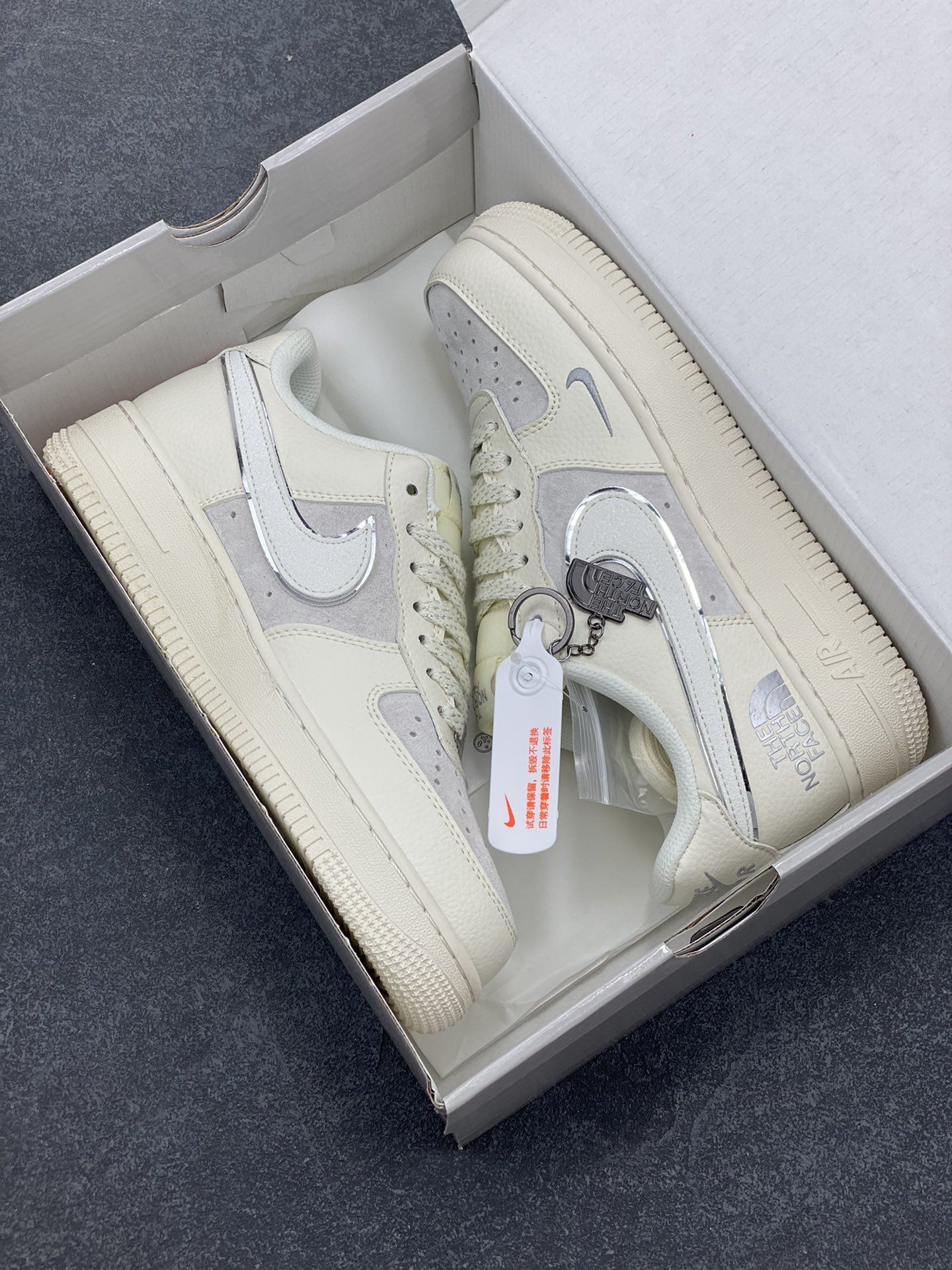 图片[9]-NIke Air Force 1 \’07 Low “北面联名”空军一号 低帮 运动鞋 休闲鞋 折边针车 工艺难度大 原楦头原纸板 原装鞋盒 定制五金配件 内置全掌气垫 原厂鞋底 货号：QY6818-551 尺码：36 36.5 37.5 38 38.5 39 40 40.5 41 42 42.5 43 44 44.5 45-选品中心