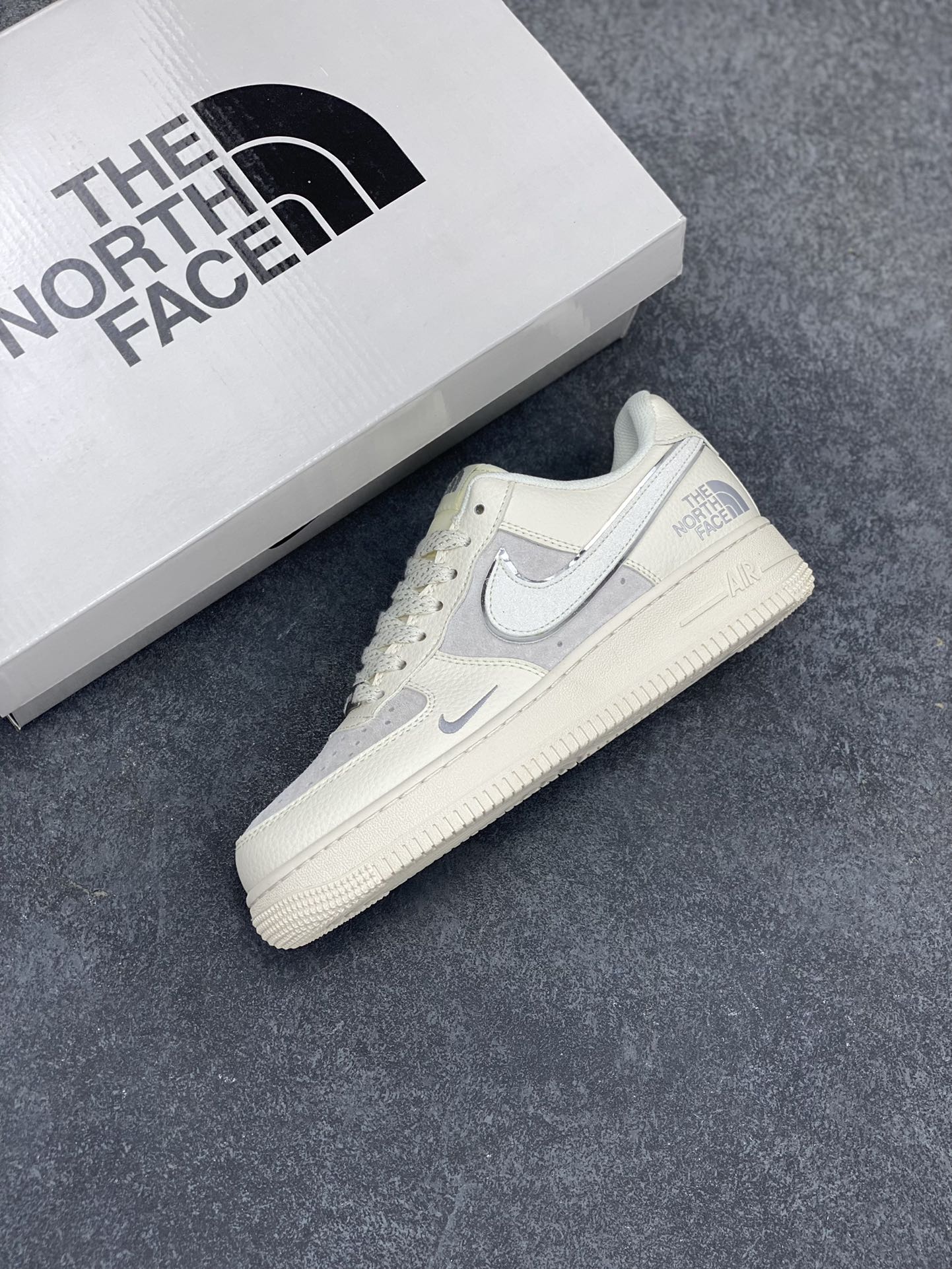 图片[7]-NIke Air Force 1 \’07 Low “北面联名”空军一号 低帮 运动鞋 休闲鞋 折边针车 工艺难度大 原楦头原纸板 原装鞋盒 定制五金配件 内置全掌气垫 原厂鞋底 货号：QY6818-551 尺码：36 36.5 37.5 38 38.5 39 40 40.5 41 42 42.5 43 44 44.5 45-选品中心