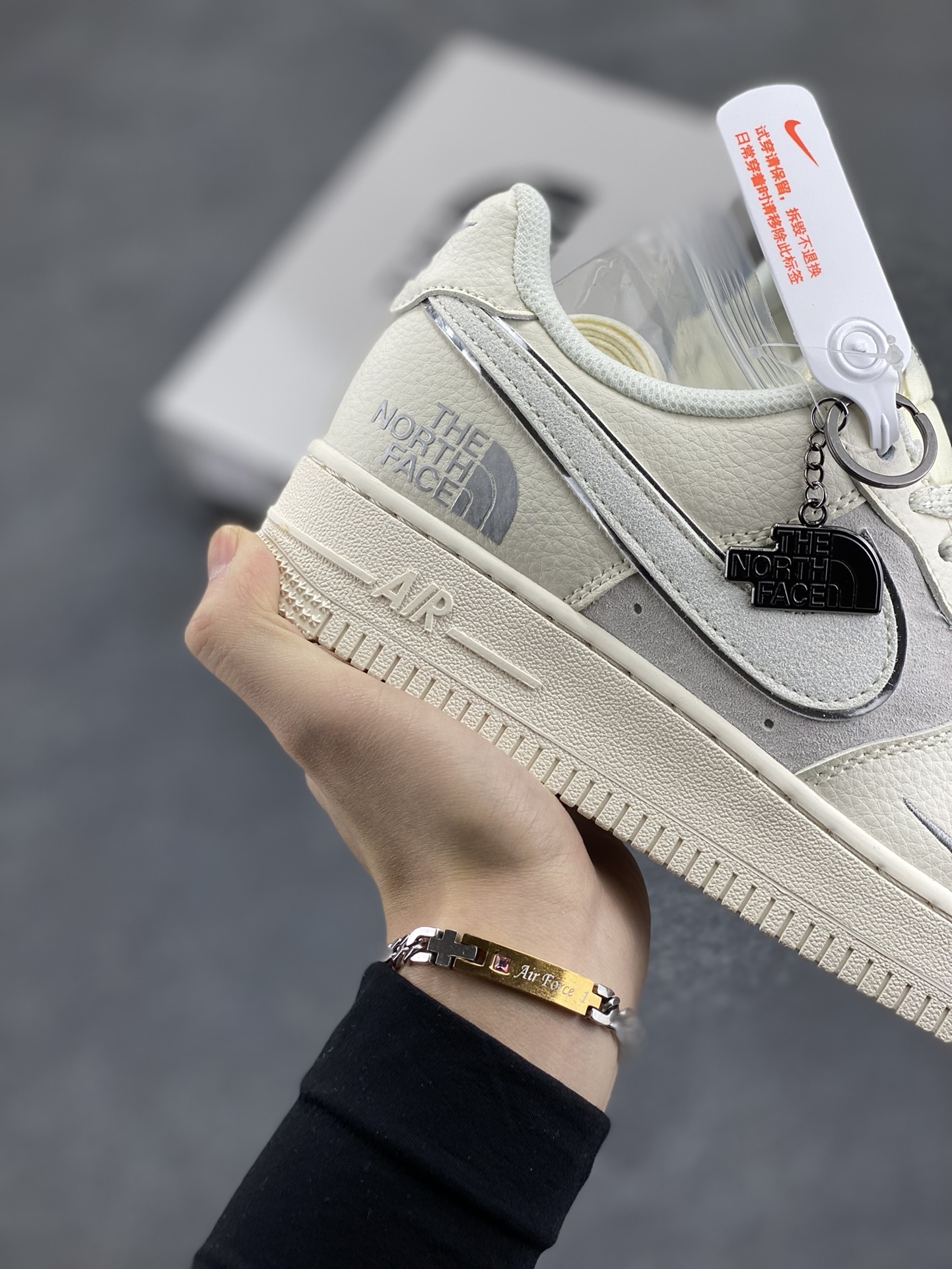 图片[6]-NIke Air Force 1 \’07 Low “北面联名”空军一号 低帮 运动鞋 休闲鞋 折边针车 工艺难度大 原楦头原纸板 原装鞋盒 定制五金配件 内置全掌气垫 原厂鞋底 货号：QY6818-551 尺码：36 36.5 37.5 38 38.5 39 40 40.5 41 42 42.5 43 44 44.5 45-选品中心
