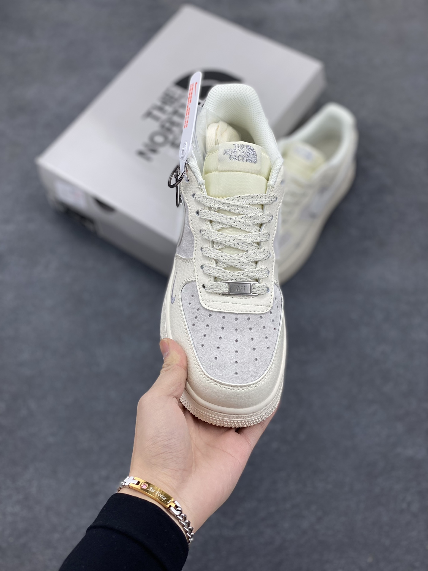 图片[2]-NIke Air Force 1 \’07 Low “北面联名”空军一号 低帮 运动鞋 休闲鞋 折边针车 工艺难度大 原楦头原纸板 原装鞋盒 定制五金配件 内置全掌气垫 原厂鞋底 货号：QY6818-551 尺码：36 36.5 37.5 38 38.5 39 40 40.5 41 42 42.5 43 44 44.5 45-选品中心