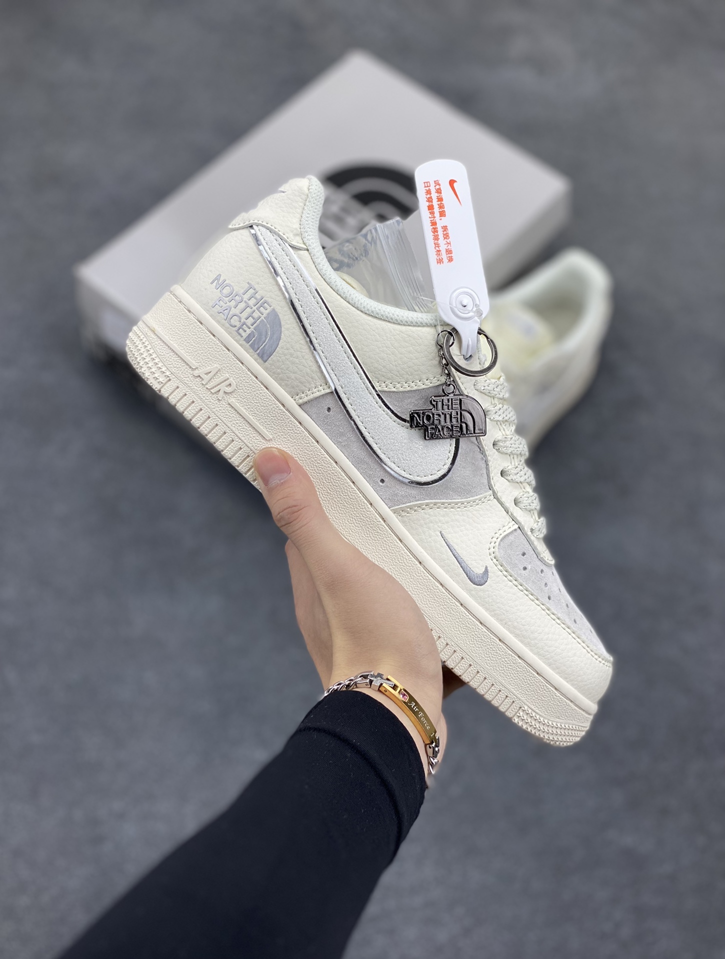 NIke Air Force 1 \'07 Low “北面联名”空军一号 低帮 运动鞋 休闲鞋 折边针车 工艺难度大 原楦头原纸板 原装鞋盒 定制五金配件 内置全掌气垫 原厂鞋底 货号：QY6818-551 尺码：36 36.5 37.5 38 38.5 39 40 40.5 41 42 42.5 43 44 44.5 45-选品中心