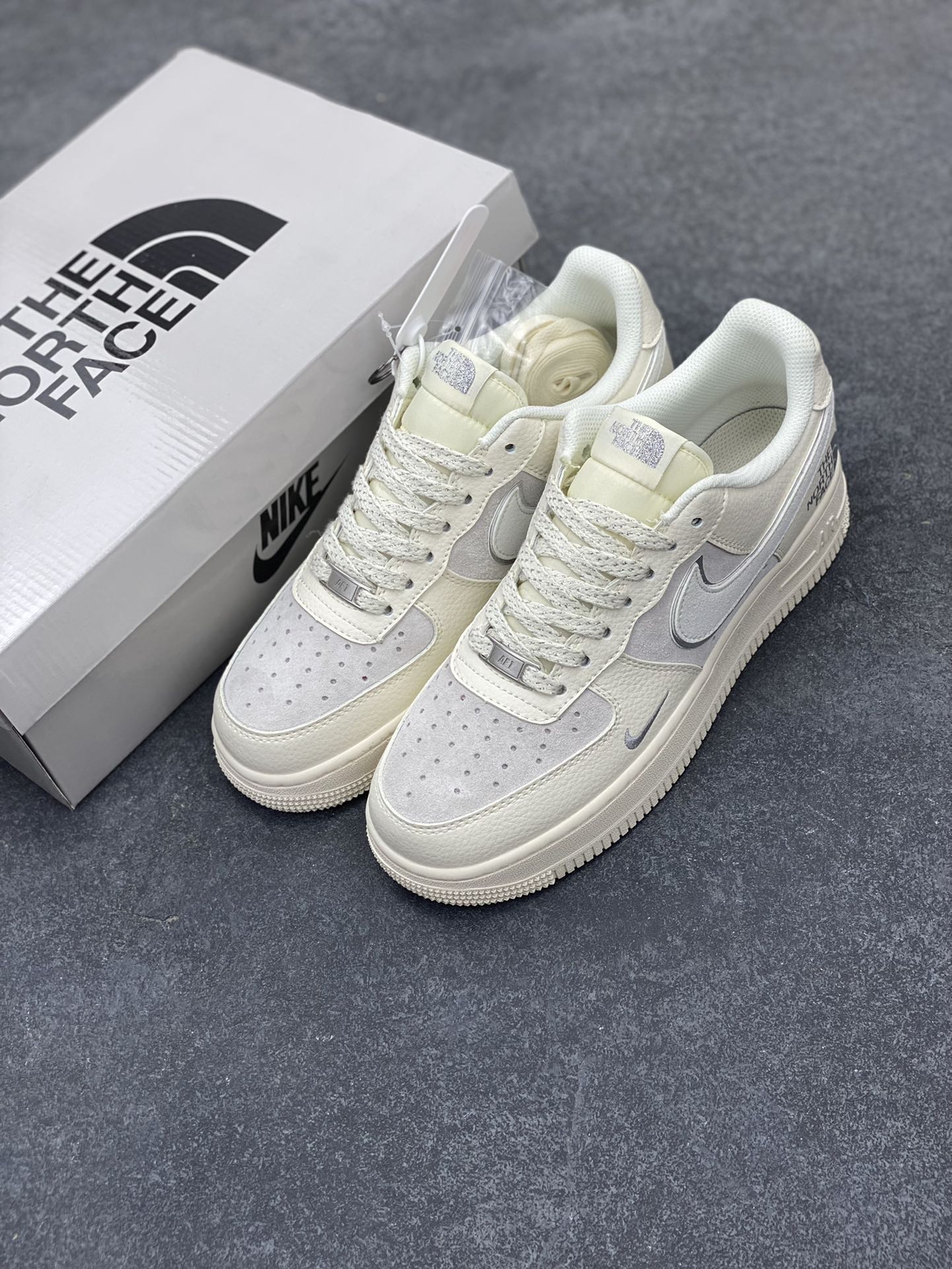 图片[8]-NIke Air Force 1 \’07 Low “北面联名”空军一号 低帮 运动鞋 休闲鞋 折边针车 工艺难度大 原楦头原纸板 原装鞋盒 定制五金配件 内置全掌气垫 原厂鞋底 货号：QY6818-551 尺码：36 36.5 37.5 38 38.5 39 40 40.5 41 42 42.5 43 44 44.5 45-选品中心