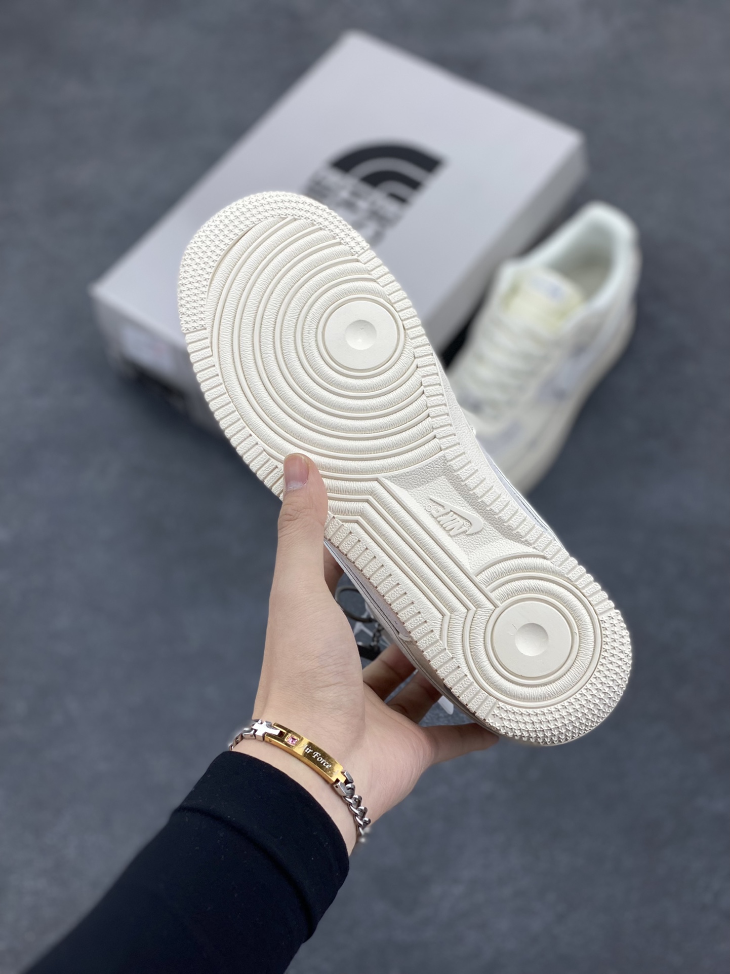 图片[5]-NIke Air Force 1 \’07 Low “北面联名”空军一号 低帮 运动鞋 休闲鞋 折边针车 工艺难度大 原楦头原纸板 原装鞋盒 定制五金配件 内置全掌气垫 原厂鞋底 货号：QY6818-551 尺码：36 36.5 37.5 38 38.5 39 40 40.5 41 42 42.5 43 44 44.5 45-选品中心