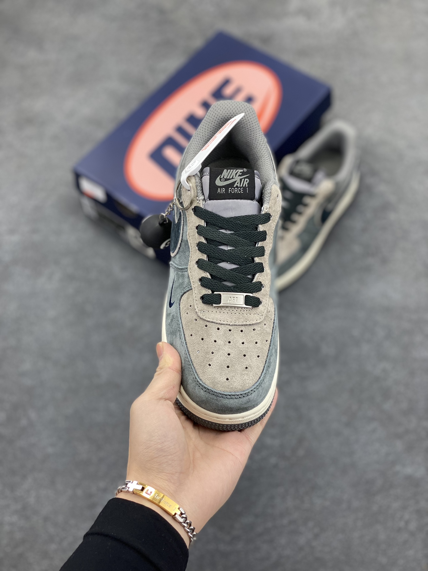 图片[2]-“黑八奇迹”Nike Air Force 1 “Black Eight”空军一号定制低帮秋冬板鞋 台球这项运动 近两年风靡全球 特别是中式八球 关注度更是老少皆宜 出现很多家喻户晓的台球明星，准神、楚霸王、帝王星、花枪王…“什么是真爱，低杆加左塞！” 货号：YD2425-808 尺码：36 36.5 37.5 38 38.5 39 40 40.5 41 42 42.5 43 44 44.5 45-选品中心