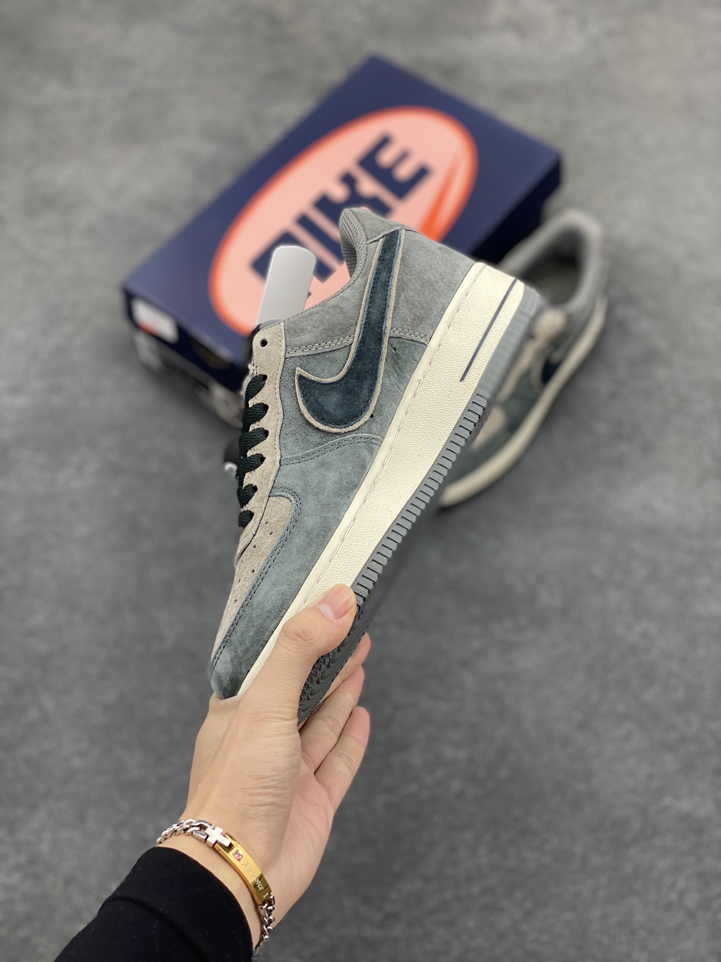 图片[3]-“黑八奇迹”Nike Air Force 1 “Black Eight”空军一号定制低帮秋冬板鞋 台球这项运动 近两年风靡全球 特别是中式八球 关注度更是老少皆宜 出现很多家喻户晓的台球明星，准神、楚霸王、帝王星、花枪王…“什么是真爱，低杆加左塞！” 货号：YD2425-808 尺码：36 36.5 37.5 38 38.5 39 40 40.5 41 42 42.5 43 44 44.5 45-选品中心