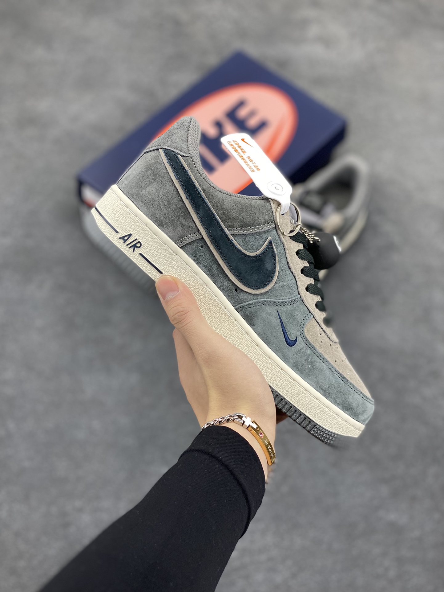 “黑八奇迹”Nike Air Force 1 “Black Eight”空军一号定制低帮秋冬板鞋 台球这项运动 近两年风靡全球 特别是中式八球 关注度更是老少皆宜 出现很多家喻户晓的台球明星,准神、楚霸王、帝王星、花枪王…“什么是真爱,低杆加左塞!” 货号:YD2425-808 尺码:36 36.5 37.5 38 38.5 39 40 40.5 41 42 42.5 43 44 44.5 45-选品中心