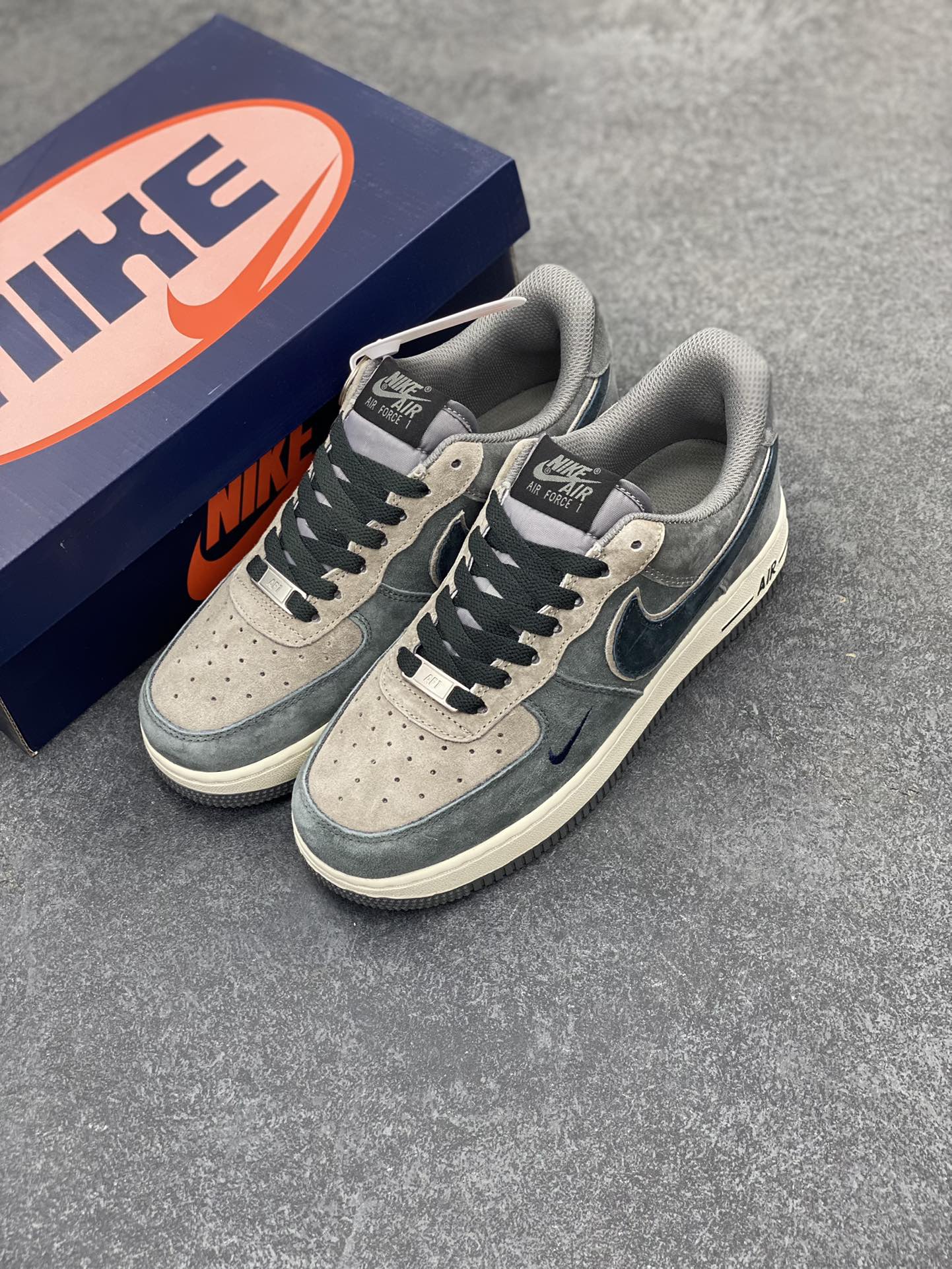 图片[8]-“黑八奇迹”Nike Air Force 1 “Black Eight”空军一号定制低帮秋冬板鞋 台球这项运动 近两年风靡全球 特别是中式八球 关注度更是老少皆宜 出现很多家喻户晓的台球明星，准神、楚霸王、帝王星、花枪王…“什么是真爱，低杆加左塞！” 货号：YD2425-808 尺码：36 36.5 37.5 38 38.5 39 40 40.5 41 42 42.5 43 44 44.5 45-选品中心