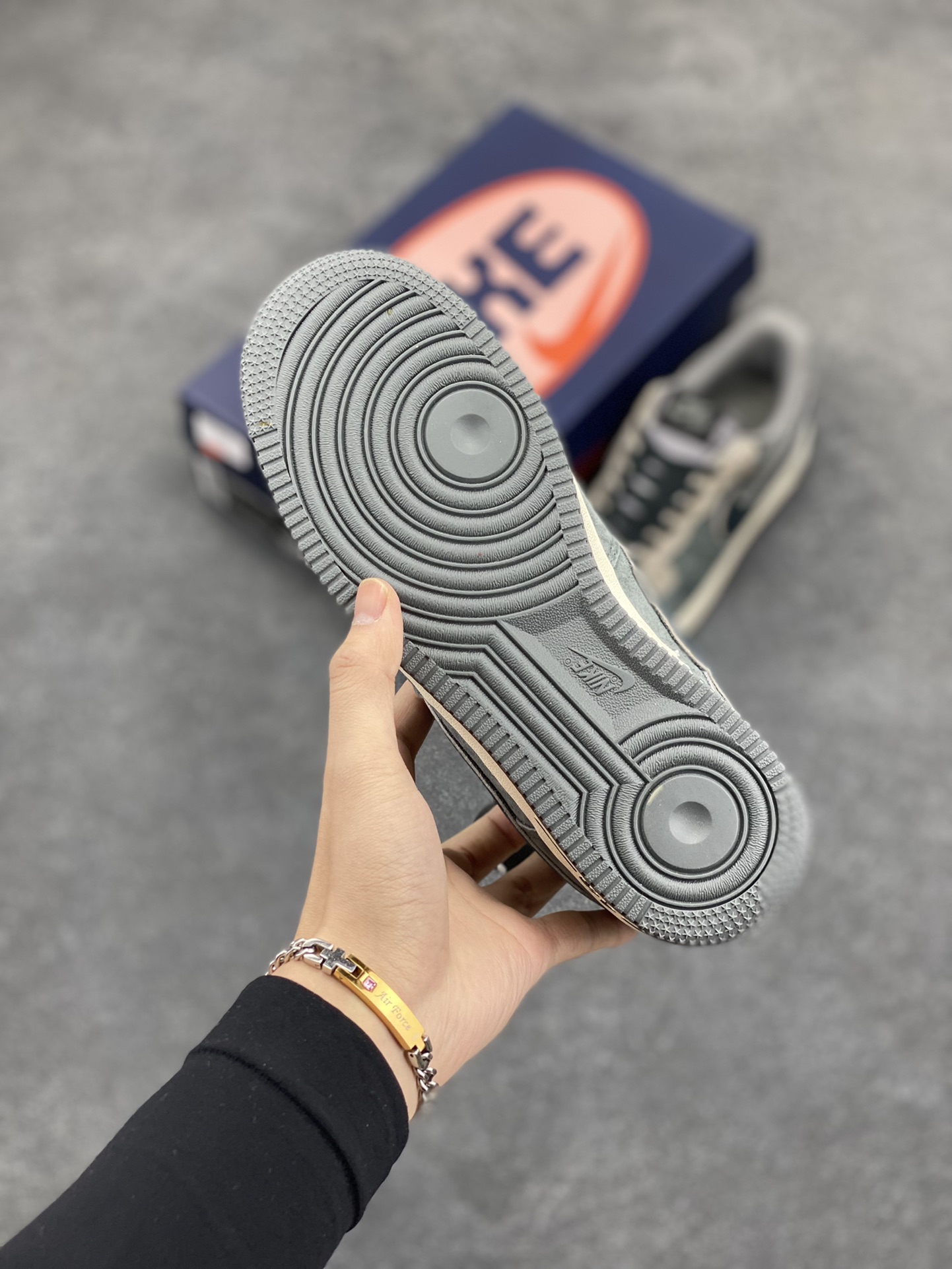 图片[5]-“黑八奇迹”Nike Air Force 1 “Black Eight”空军一号定制低帮秋冬板鞋 台球这项运动 近两年风靡全球 特别是中式八球 关注度更是老少皆宜 出现很多家喻户晓的台球明星，准神、楚霸王、帝王星、花枪王…“什么是真爱，低杆加左塞！” 货号：YD2425-808 尺码：36 36.5 37.5 38 38.5 39 40 40.5 41 42 42.5 43 44 44.5 45-选品中心