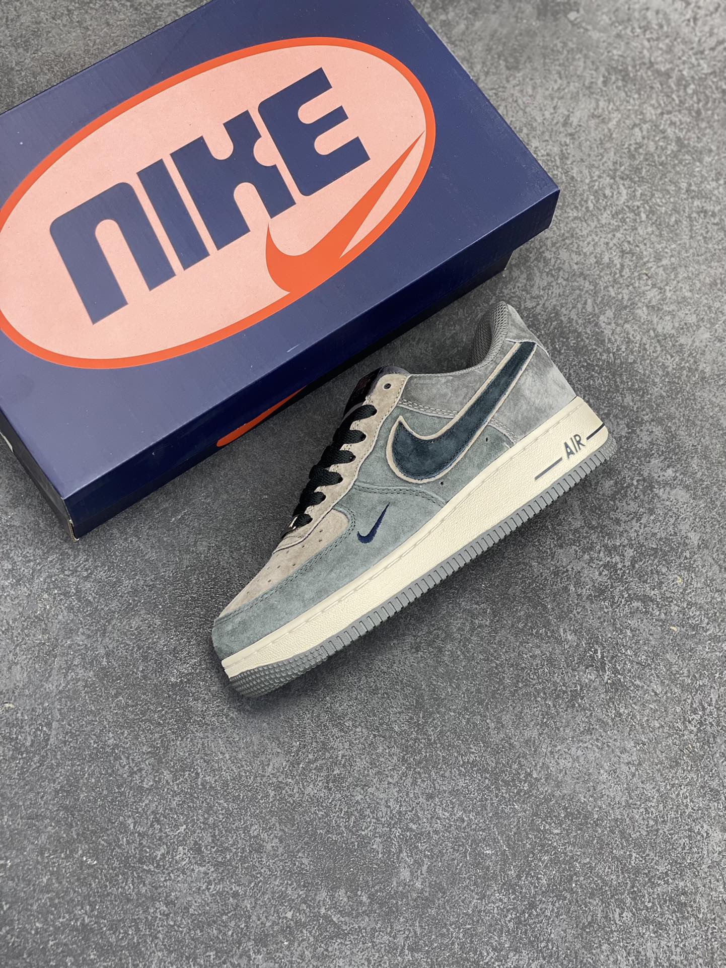 图片[7]-“黑八奇迹”Nike Air Force 1 “Black Eight”空军一号定制低帮秋冬板鞋 台球这项运动 近两年风靡全球 特别是中式八球 关注度更是老少皆宜 出现很多家喻户晓的台球明星，准神、楚霸王、帝王星、花枪王…“什么是真爱，低杆加左塞！” 货号：YD2425-808 尺码：36 36.5 37.5 38 38.5 39 40 40.5 41 42 42.5 43 44 44.5 45-选品中心