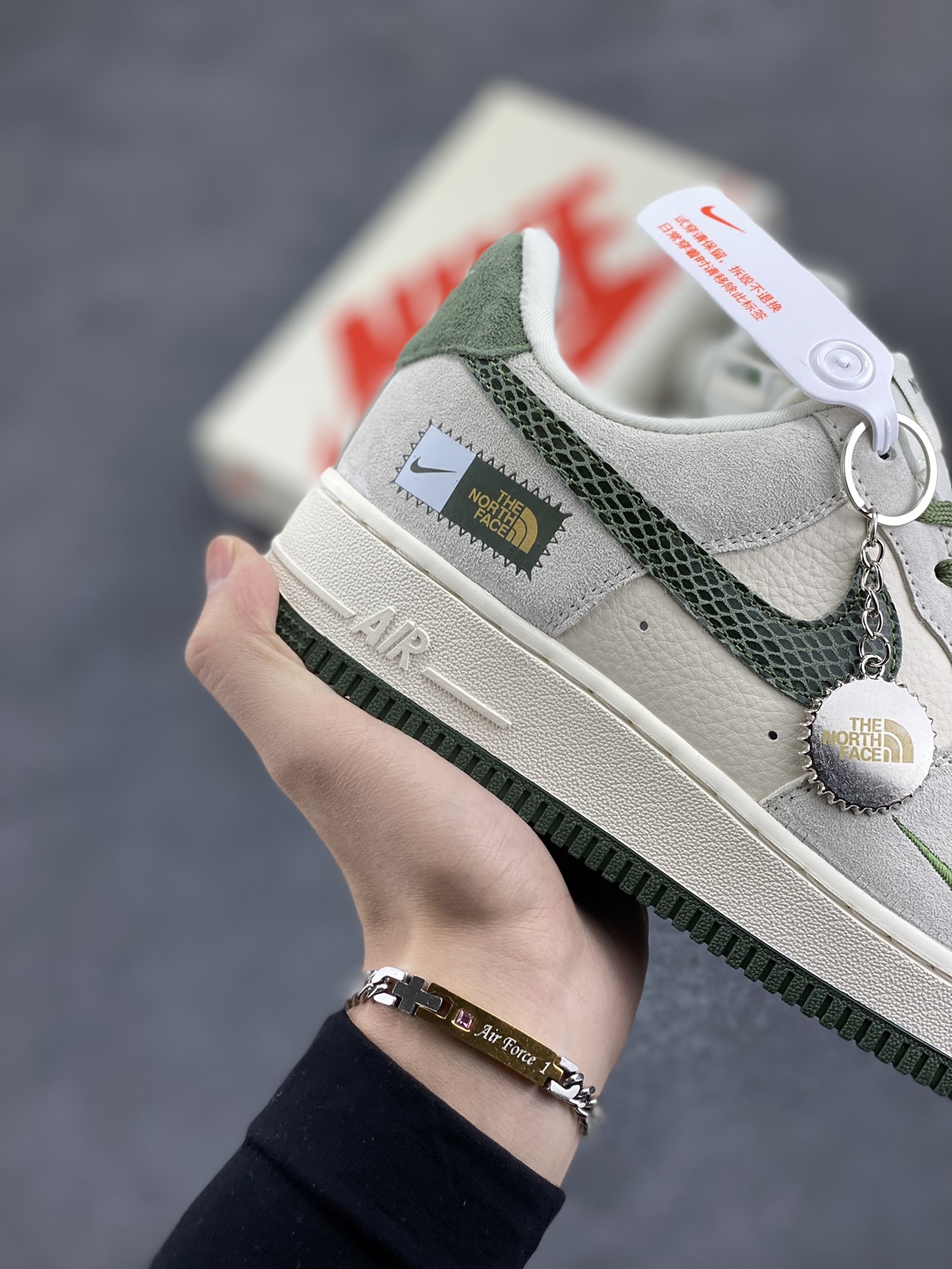 图片[6]-NIke Air Force 1 \’07 Low “北面联名——绿蛇纹勾”空军一号 低帮 运动鞋 休闲鞋 折边针车 工艺难度大 原楦头原纸板 原装鞋盒 定制五金配件 内置全掌气垫 原厂鞋底 货号：DF0188-026 尺码：36 36.5 37.5 38 38.5 39 40 40.5 41 42 42.5 43 44 44.5 45-选品中心