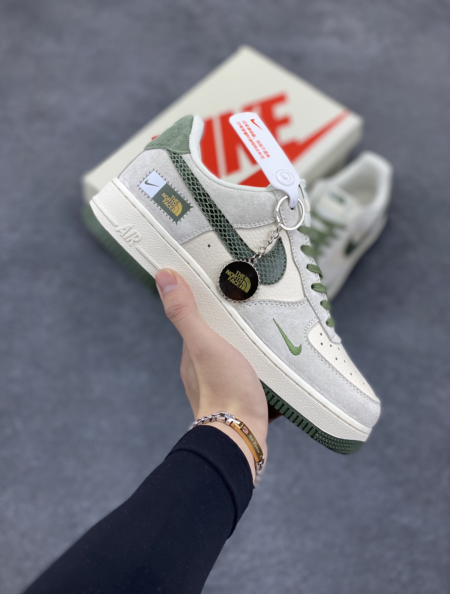 NIke Air Force 1 \'07 Low “北面联名——绿蛇纹勾”空军一号 低帮 运动鞋 休闲鞋 折边针车 工艺难度大 原楦头原纸板 原装鞋盒 定制五金配件 内置全掌气垫 原厂鞋底 货号：DF0188-026 尺码：36 36.5 37.5 38 38.5 39 40 40.5 41 42 42.5 43 44 44.5 45-选品中心