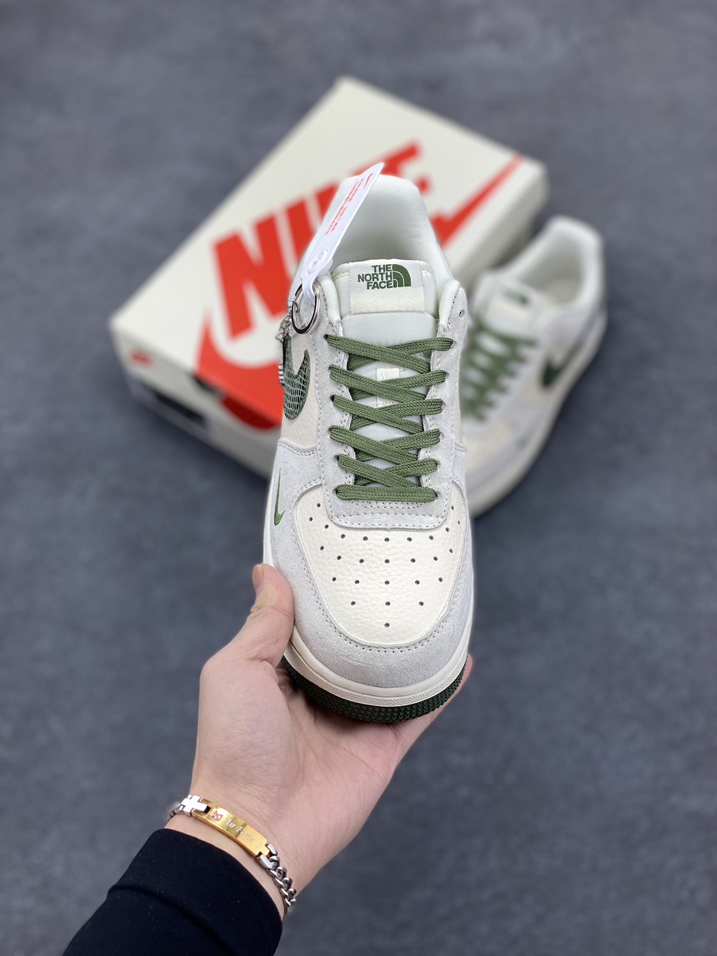 图片[2]-NIke Air Force 1 \’07 Low “北面联名——绿蛇纹勾”空军一号 低帮 运动鞋 休闲鞋 折边针车 工艺难度大 原楦头原纸板 原装鞋盒 定制五金配件 内置全掌气垫 原厂鞋底 货号：DF0188-026 尺码：36 36.5 37.5 38 38.5 39 40 40.5 41 42 42.5 43 44 44.5 45-选品中心