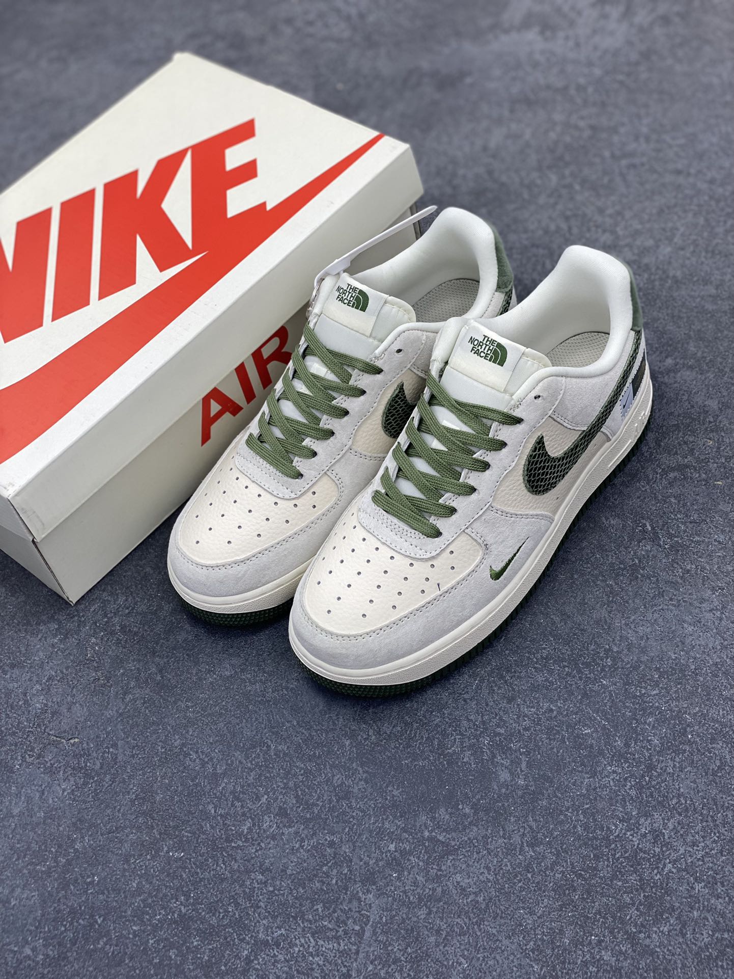 图片[8]-NIke Air Force 1 \’07 Low “北面联名——绿蛇纹勾”空军一号 低帮 运动鞋 休闲鞋 折边针车 工艺难度大 原楦头原纸板 原装鞋盒 定制五金配件 内置全掌气垫 原厂鞋底 货号：DF0188-026 尺码：36 36.5 37.5 38 38.5 39 40 40.5 41 42 42.5 43 44 44.5 45-选品中心
