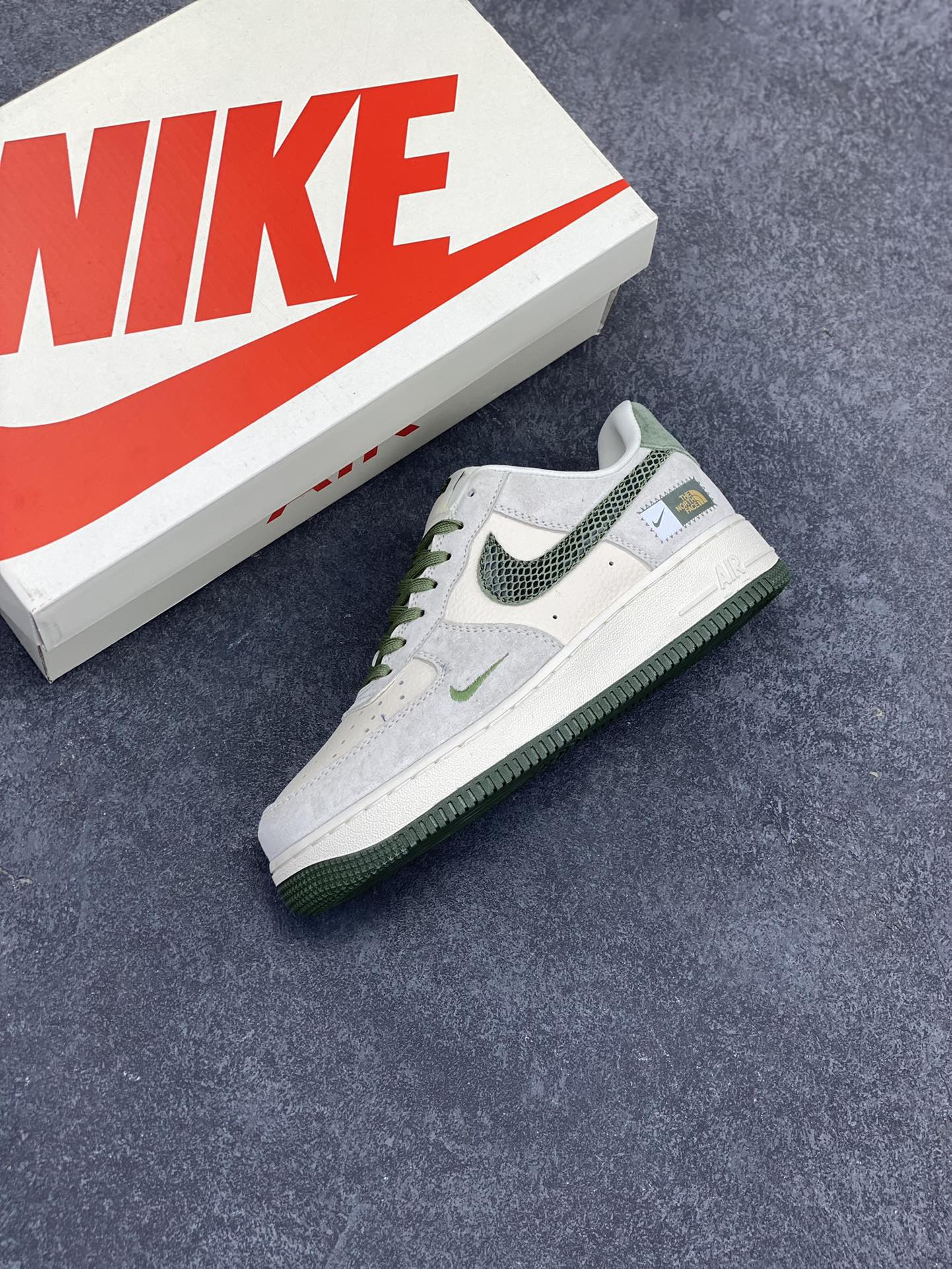 图片[7]-NIke Air Force 1 \’07 Low “北面联名——绿蛇纹勾”空军一号 低帮 运动鞋 休闲鞋 折边针车 工艺难度大 原楦头原纸板 原装鞋盒 定制五金配件 内置全掌气垫 原厂鞋底 货号：DF0188-026 尺码：36 36.5 37.5 38 38.5 39 40 40.5 41 42 42.5 43 44 44.5 45-选品中心